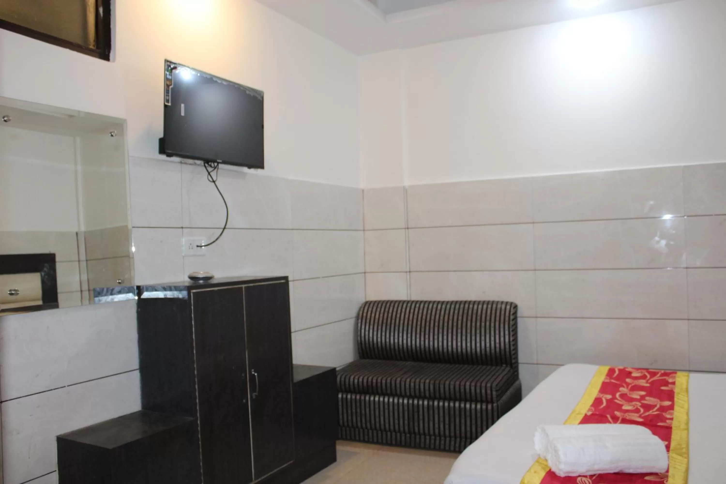 TV and multimedia, TV/Entertainment Center in Trimrooms JMC Katra