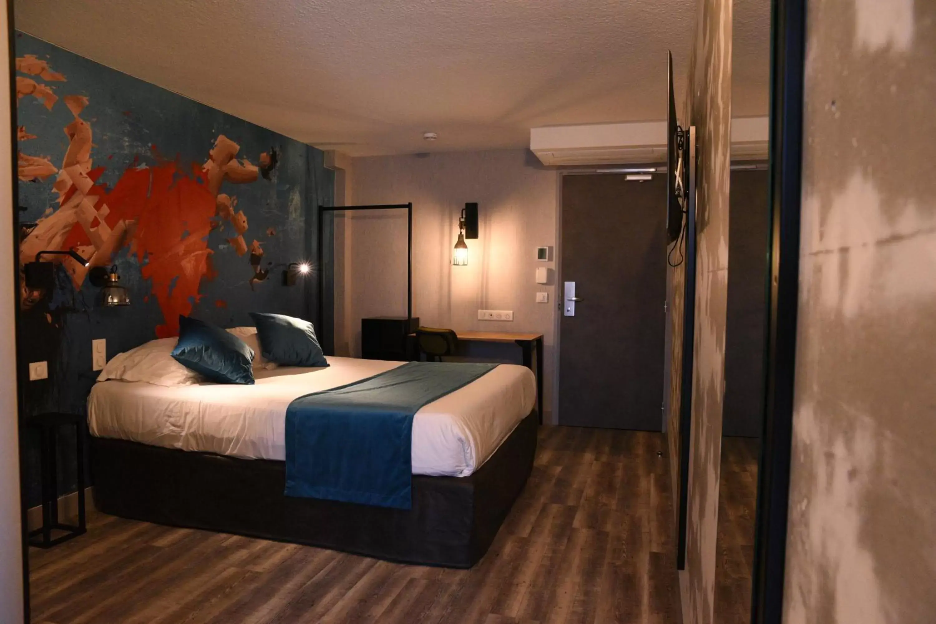 Photo of the whole room, Bed in The Originals Boutique, Hôtel Montélimar