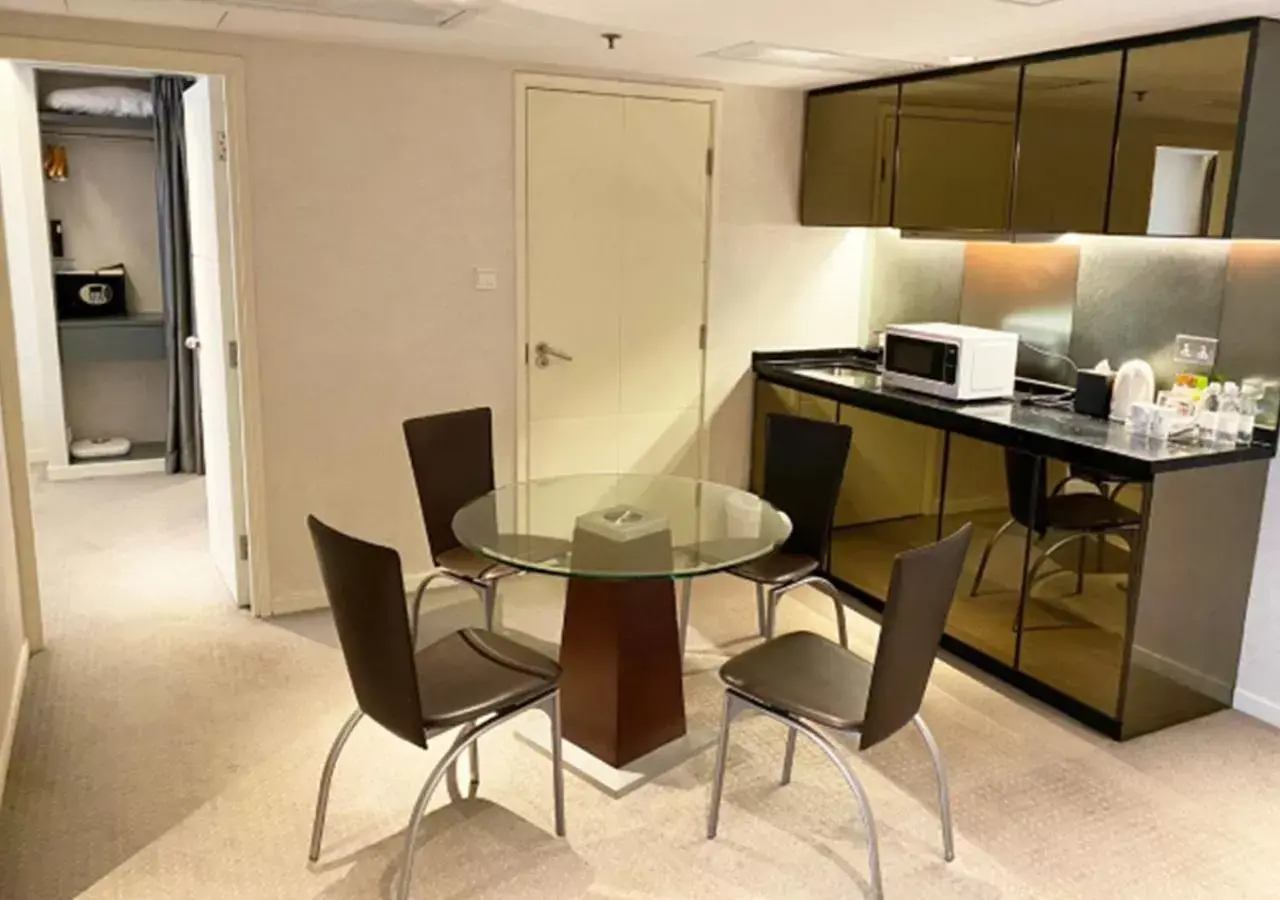 Dining area, Kitchen/Kitchenette in Cosmo Hotel Hong Kong