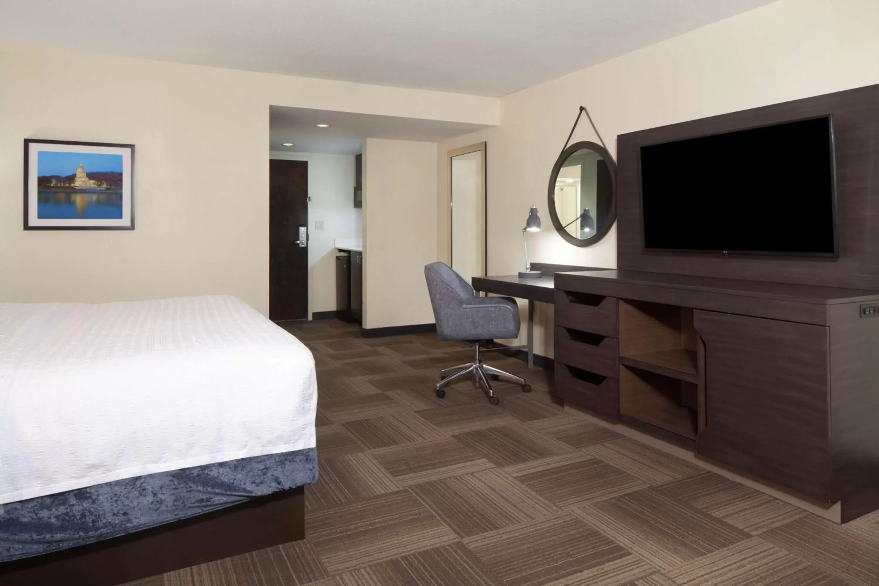 Bedroom, TV/Entertainment Center in Hampton Inn Charleston-Southridge