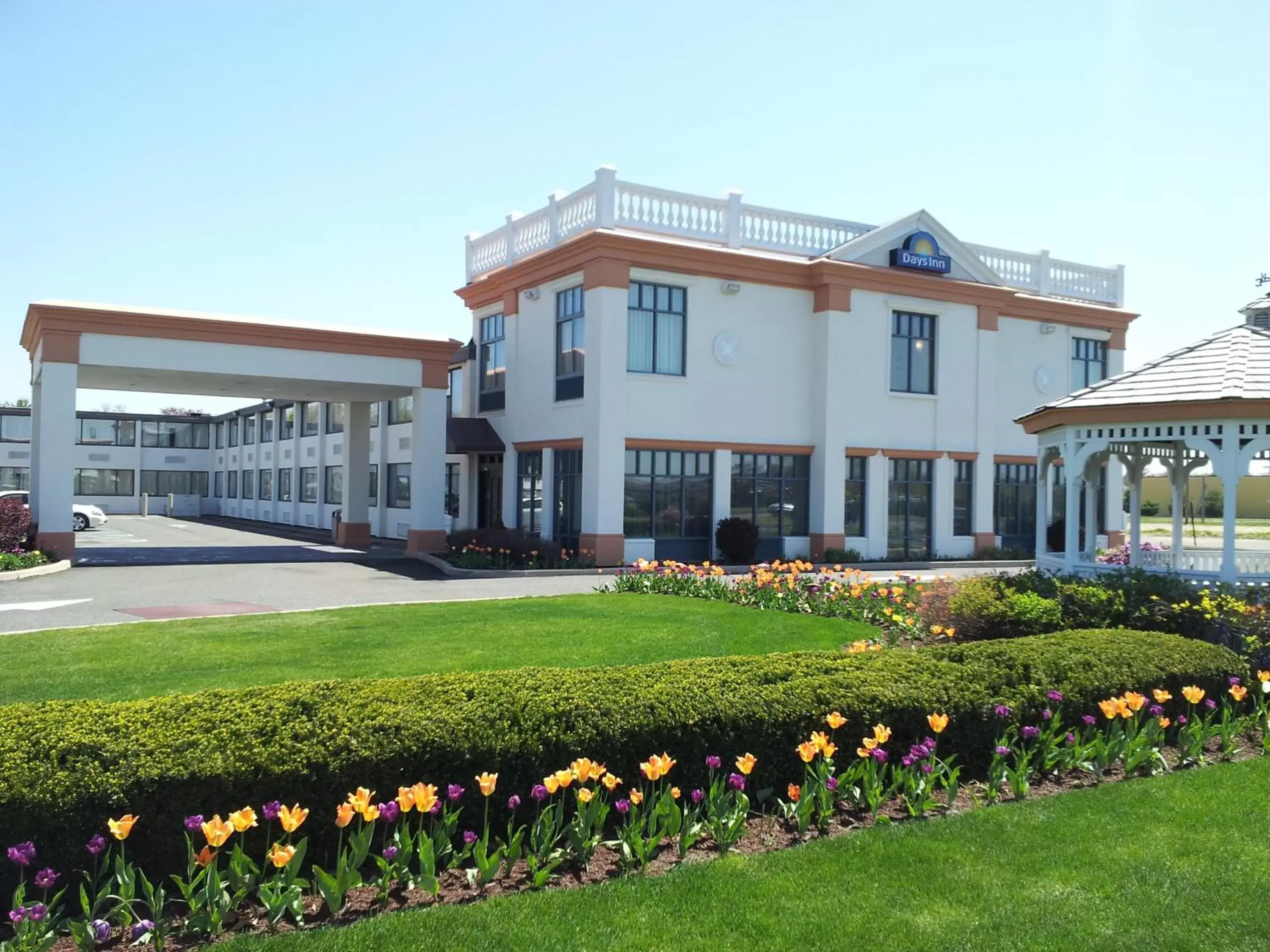 Facade/entrance in Days Inn by Wyndham Windsor Locks / Bradley Intl Airport Facade/entrance in Days Inn by Wyndham Windsor Locks / Bradley Intl Airport