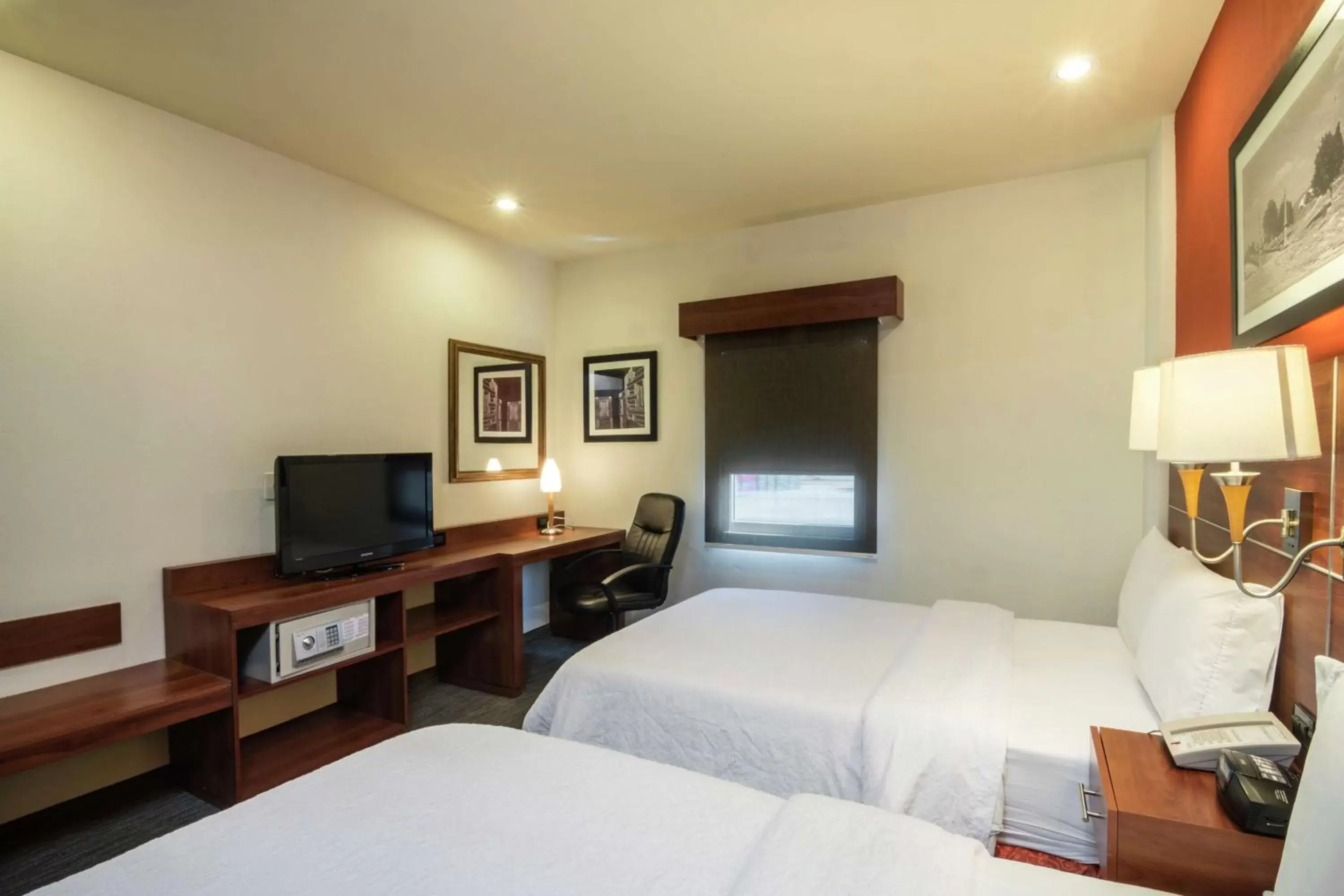 Bedroom, TV/Entertainment Center in Hampton by Hilton San Juan del Rio