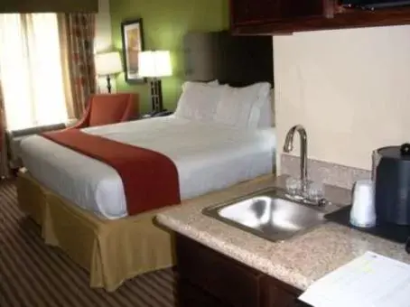 Bed in Holiday Inn Express & Suites Maumelle, an IHG Hotel