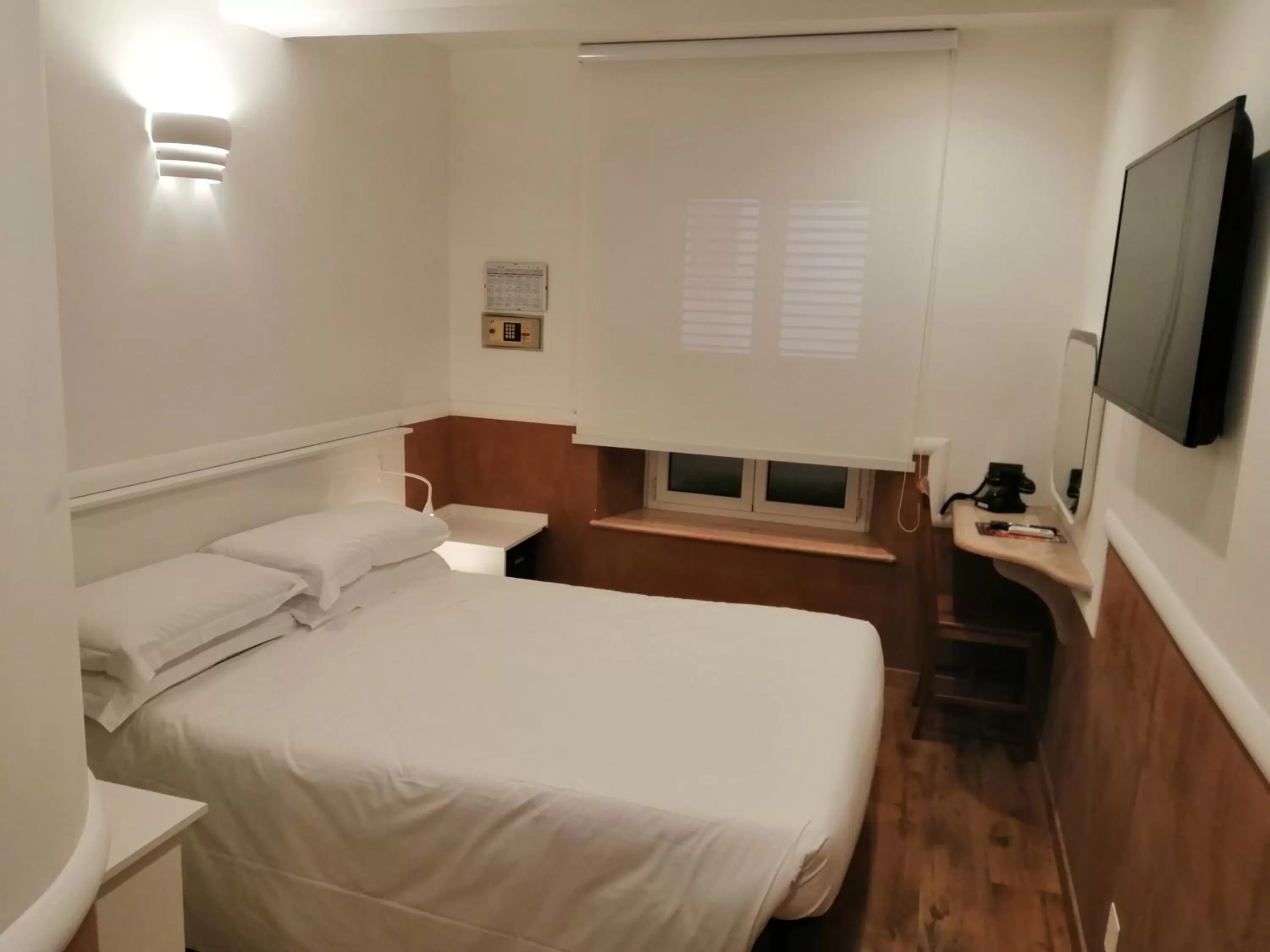 Bedroom, Bed in Hotel Verona Rome