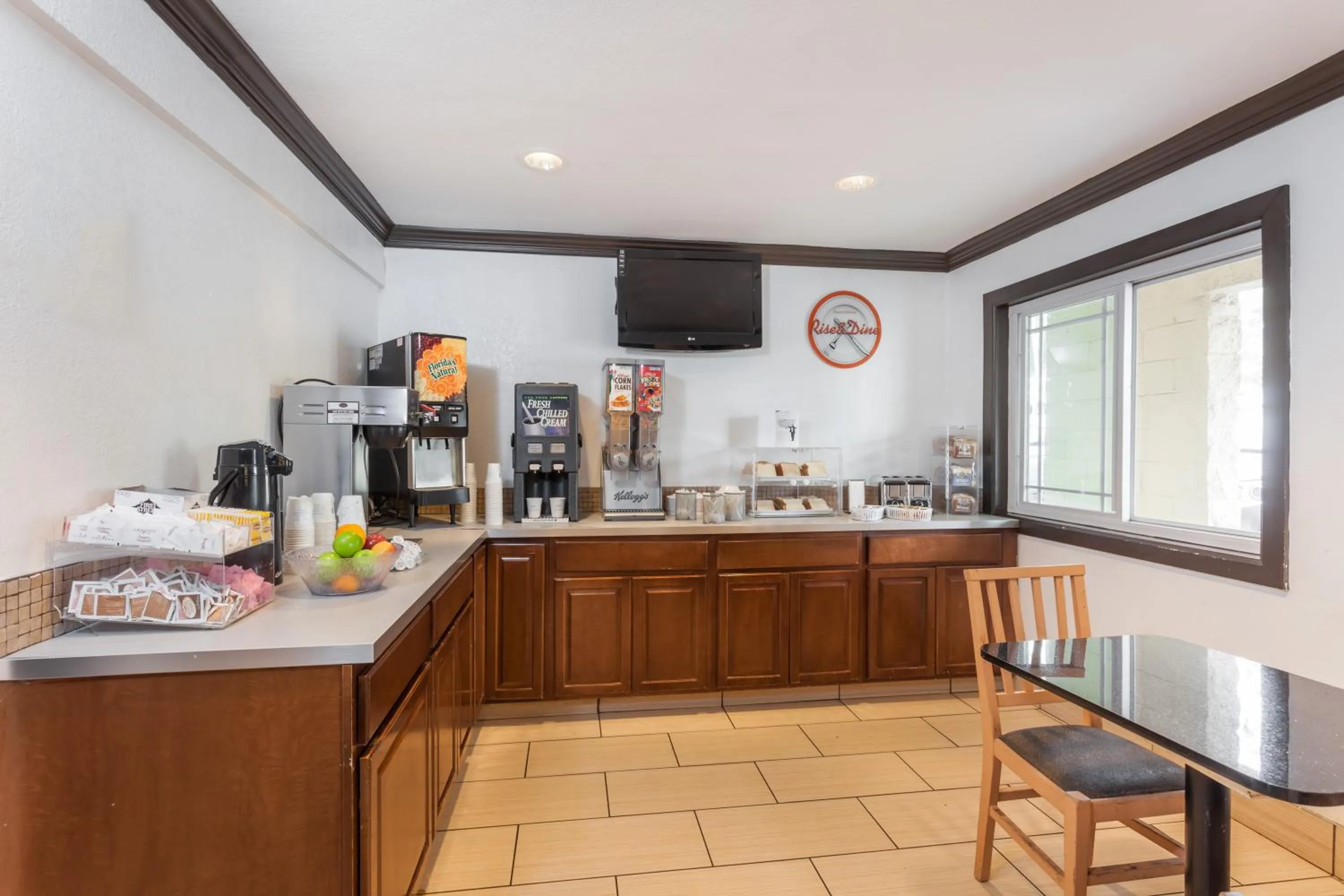 Property building in Howard Johnson by Wyndham San Diego Hotel Circle