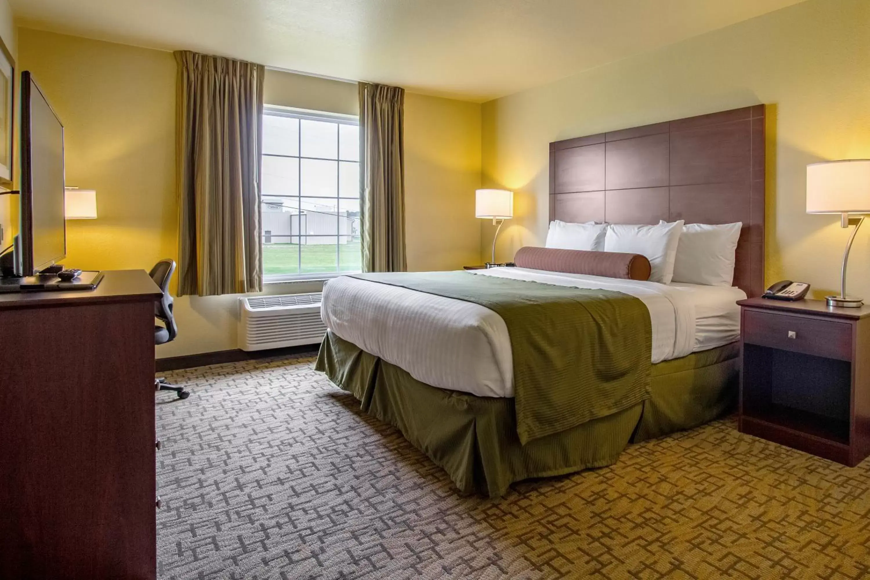 Bed in Cobblestone Inn & Suites - Soda Springs