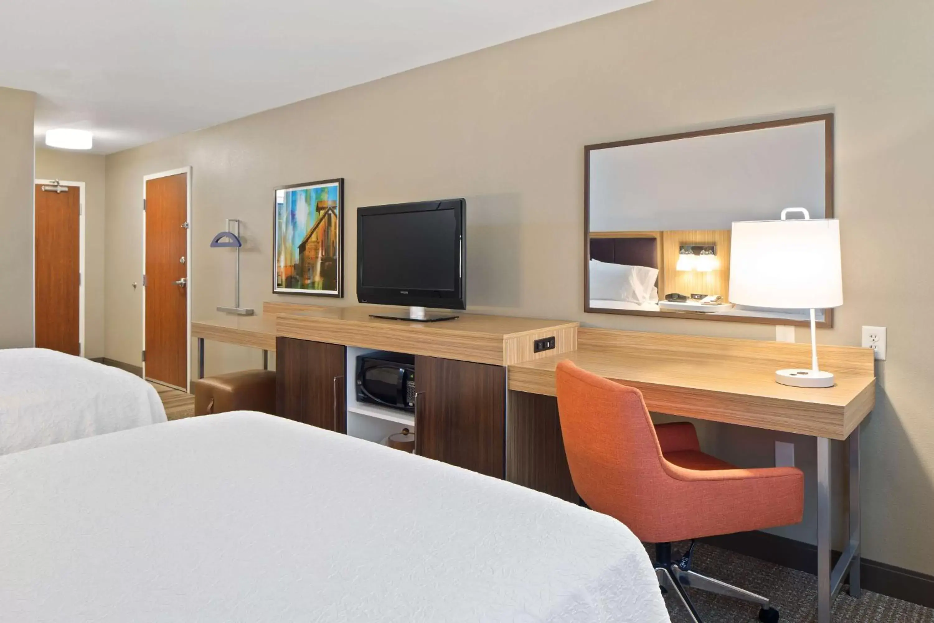 Bedroom, TV/Entertainment Center in Hampton Inn & Suites by Hilton Walla Walla