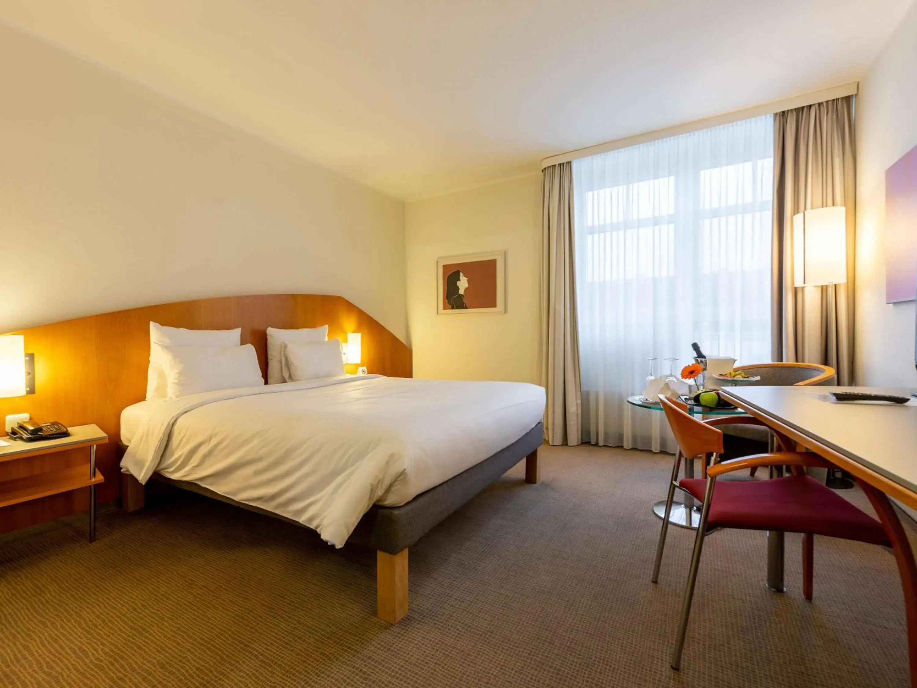 Photo of the whole room, Bed in Novotel Mainz