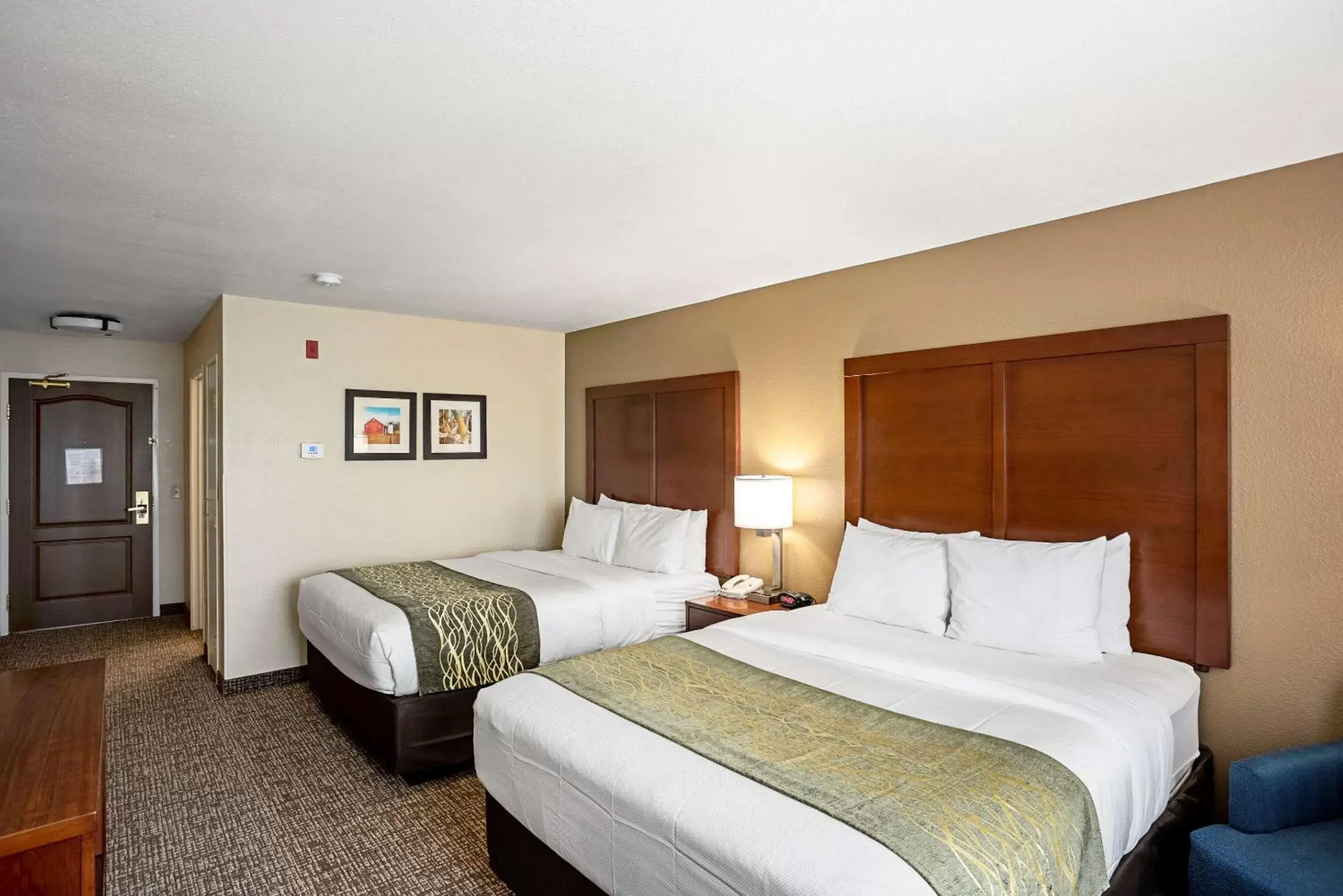 Photo of the whole room, Bed in Comfort Inn & Suites Independence