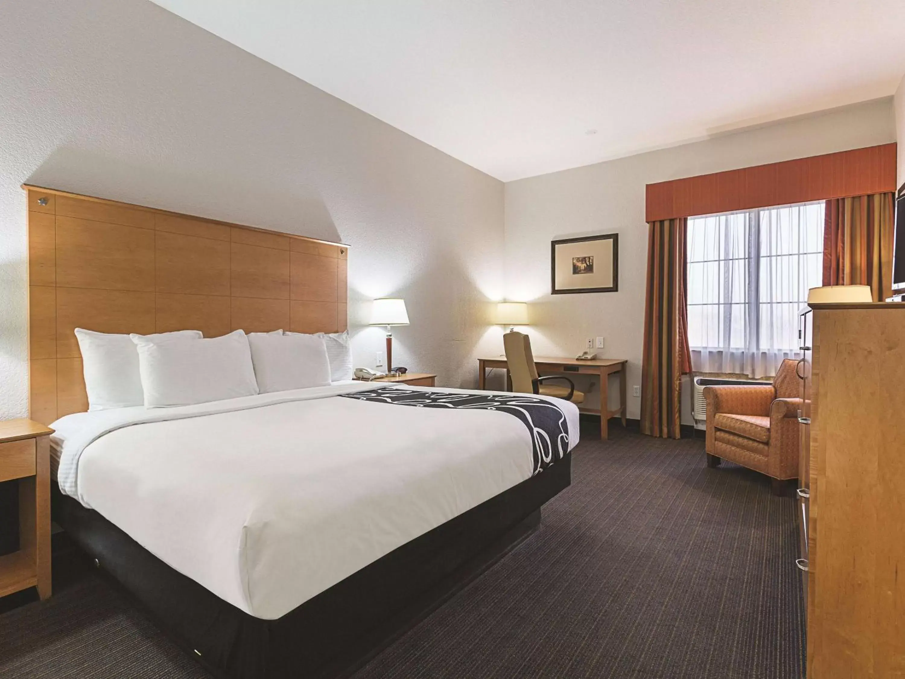 King Room with Bath Tub - Mobility/Hearing Accessible - Non-Smoking in La Quinta by Wyndham Alvarado King Room with Bath Tub - Mobility/Hearing Accessible - Non-Smoking in La Quinta by Wyndham Alvarado