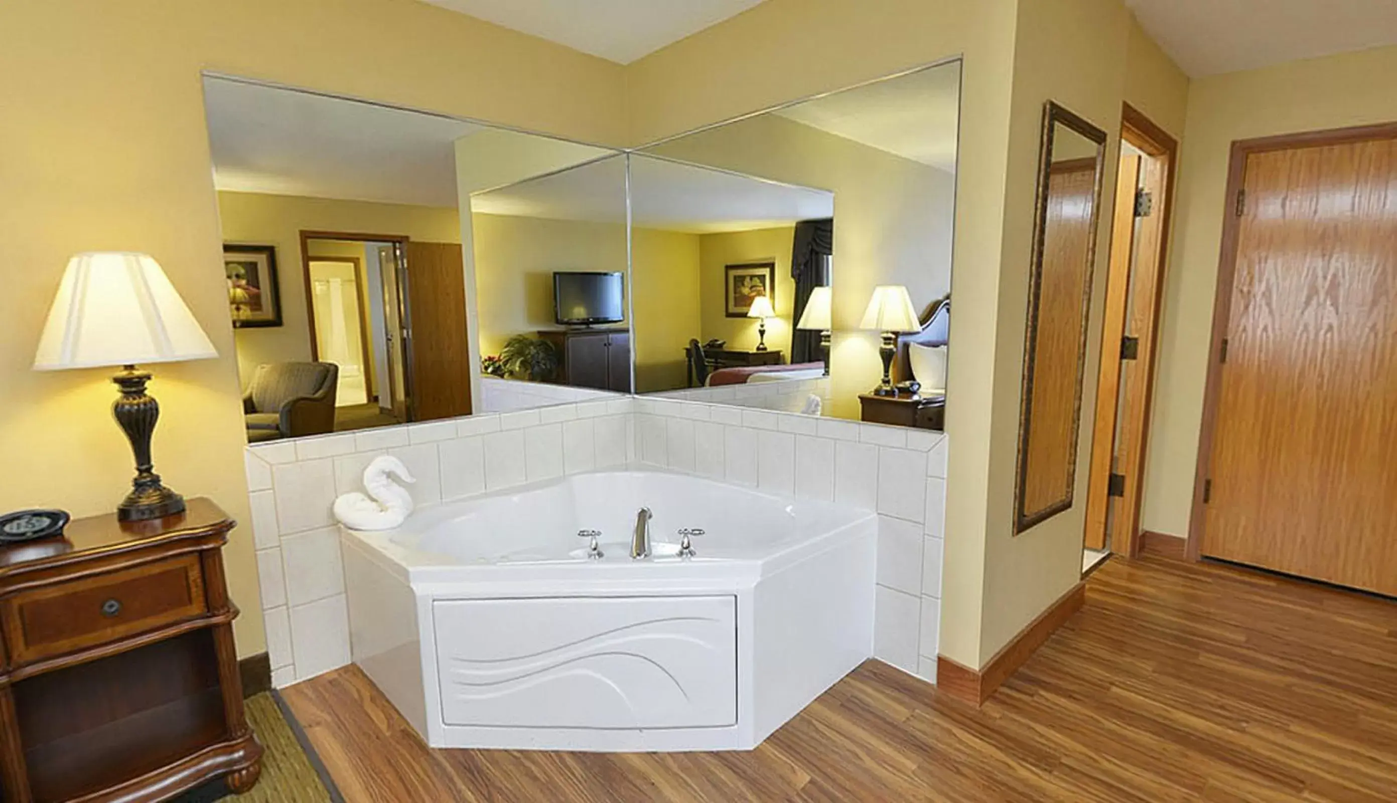 King Suite with Spa Bath in Best Western Plus Dubuque Hotel and Conference Center