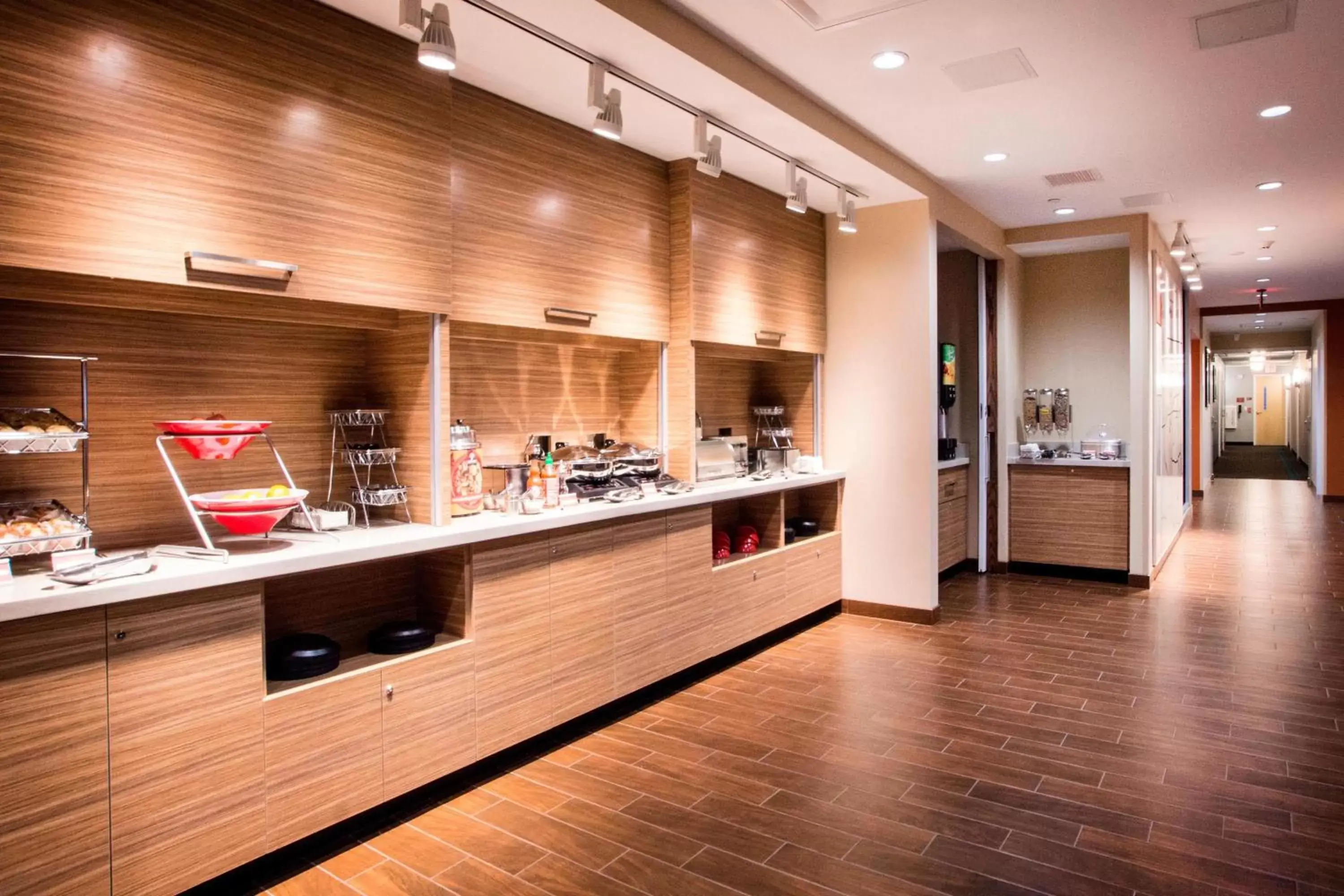 Breakfast, Kitchen/Kitchenette in TownePlace Suites by Marriott Pittsburgh Cranberry Township