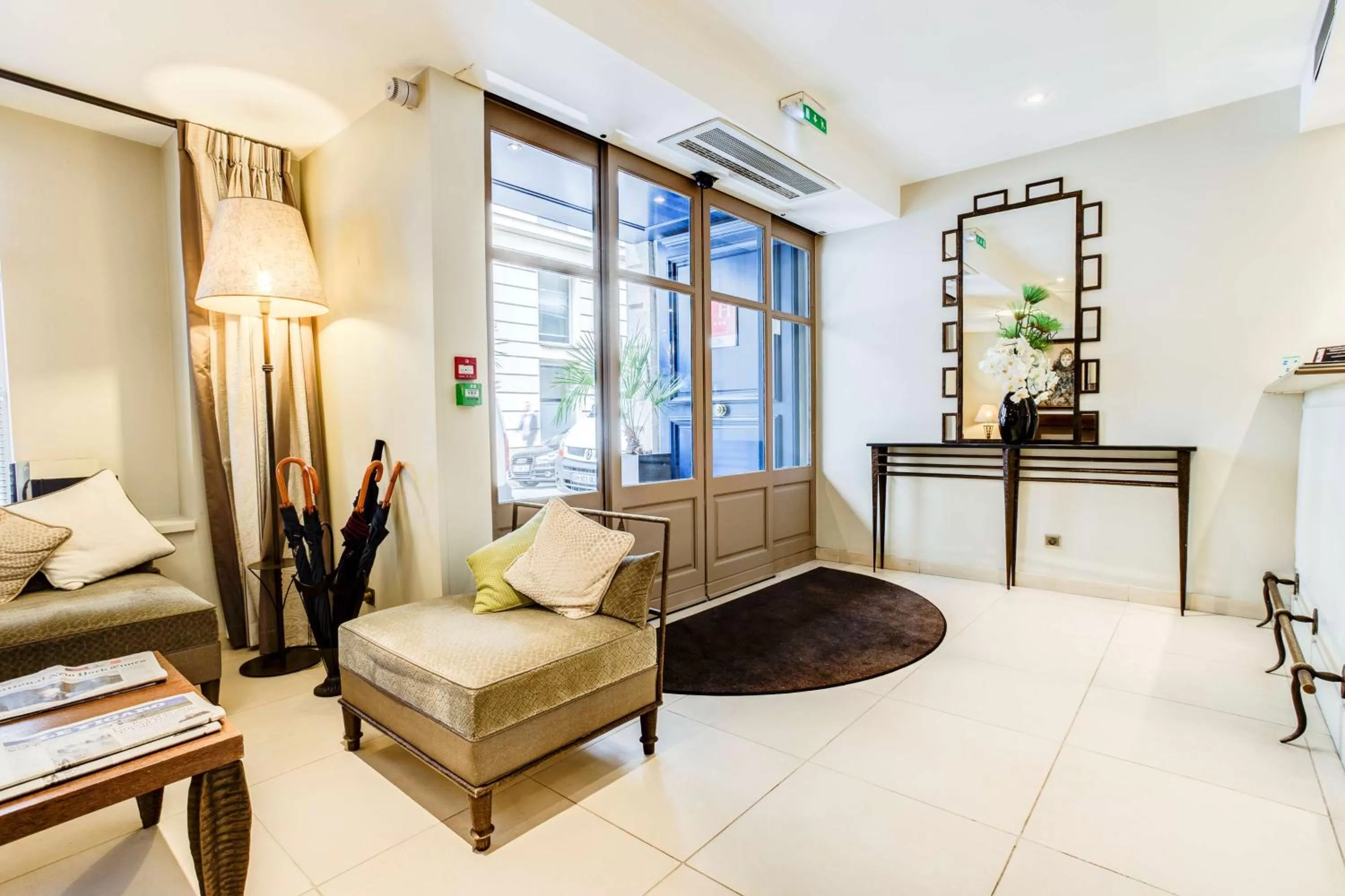 Lobby or reception, Bed in Hôtel Paris Louvre Opéra