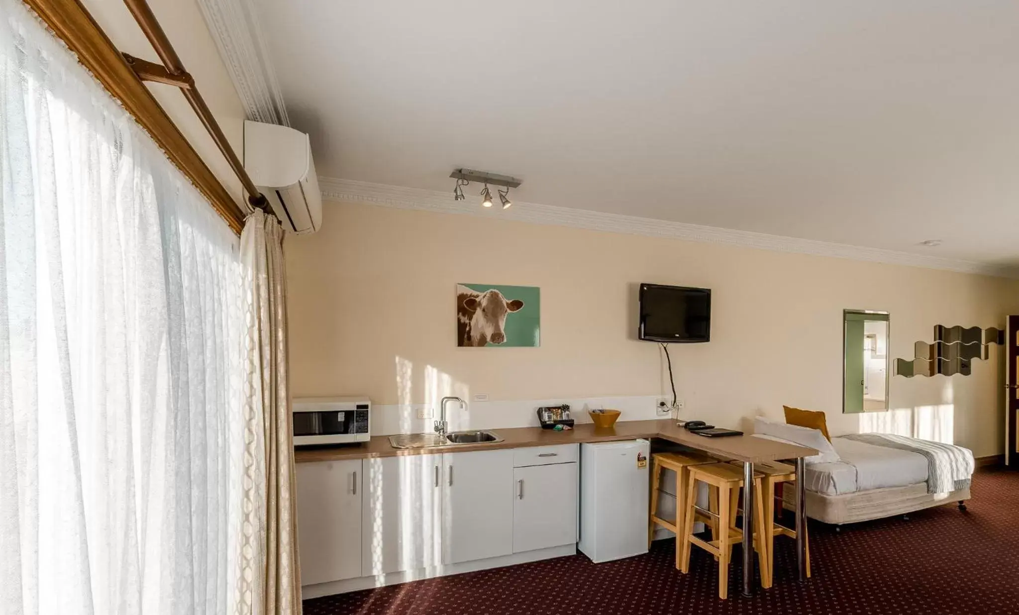 TV and multimedia, Kitchen/Kitchenette in The Henry Parkes Tenterfield