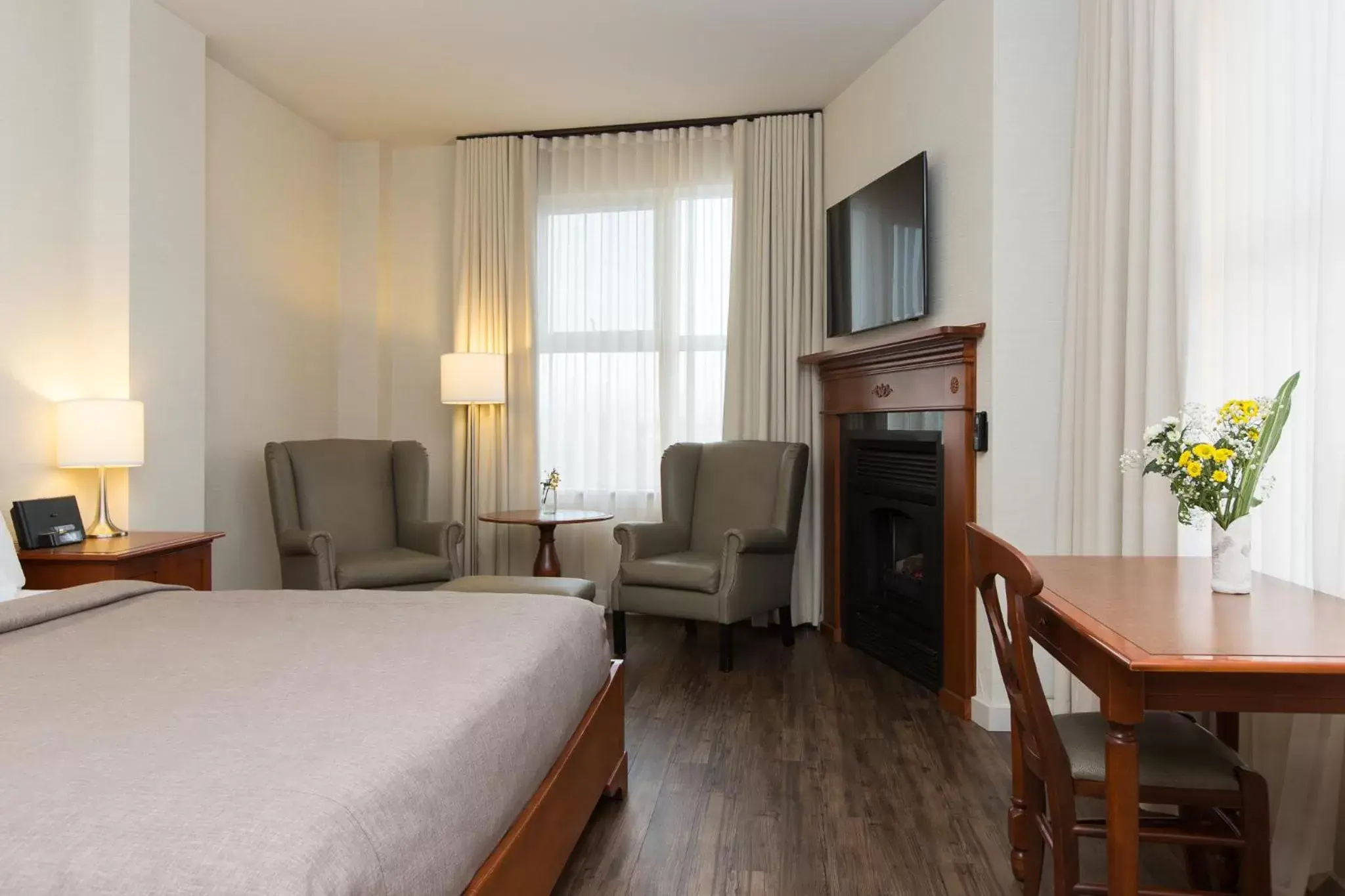 Photo of the whole room, TV/Entertainment Center in Hotel Chateau Laurier Québec