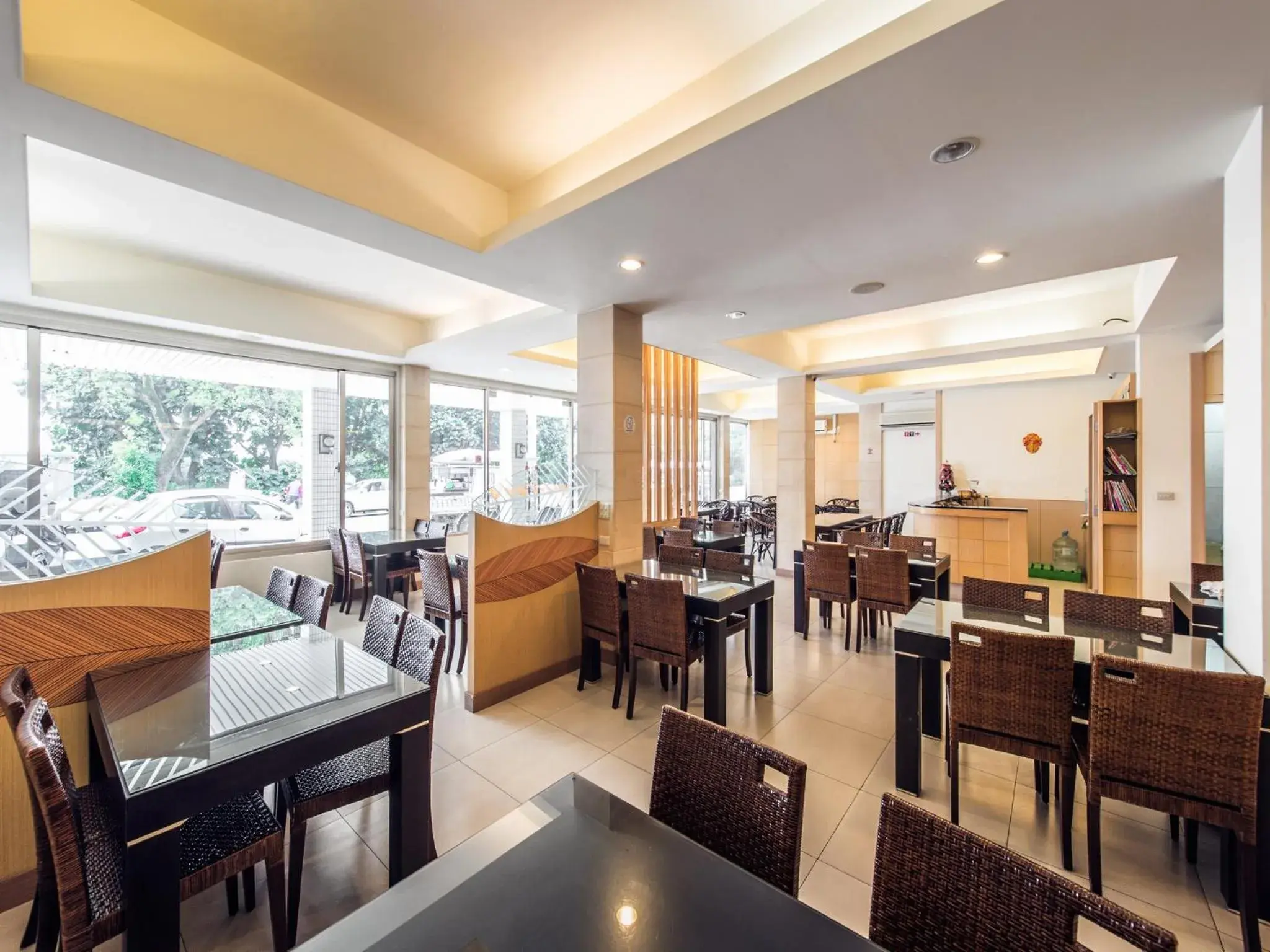 Restaurant/Places to Eat in Travel Road Hotel