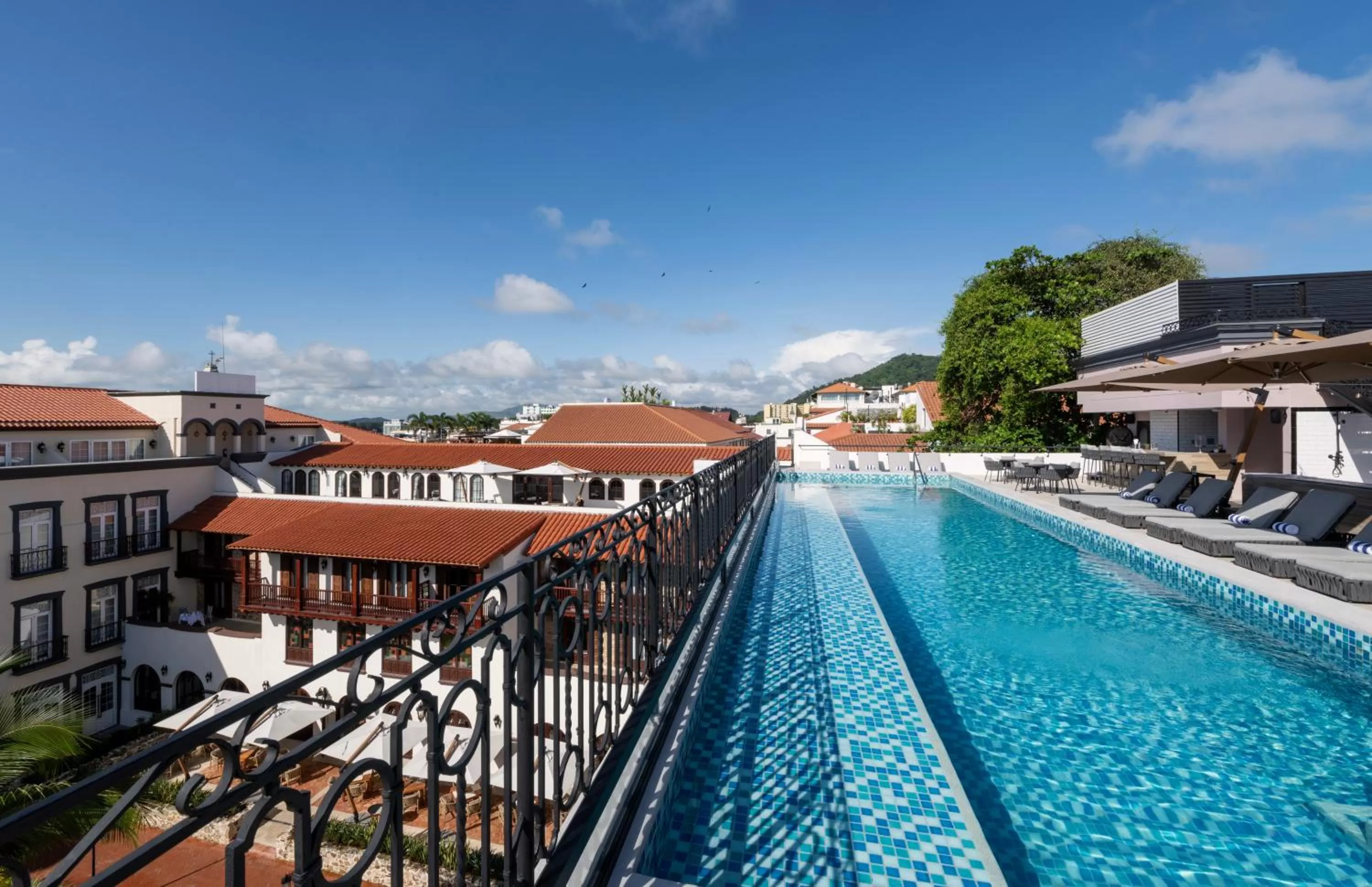 Swimming pool in Hotel La Compañía Casco Antiguo