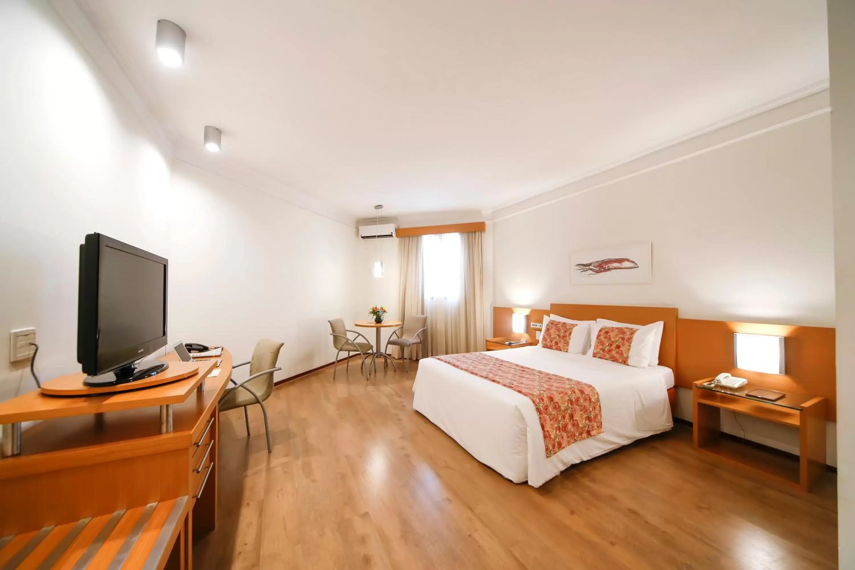 Bedroom, TV/Entertainment Center in Grand Hotel Royal Sorocaba by Atlantica