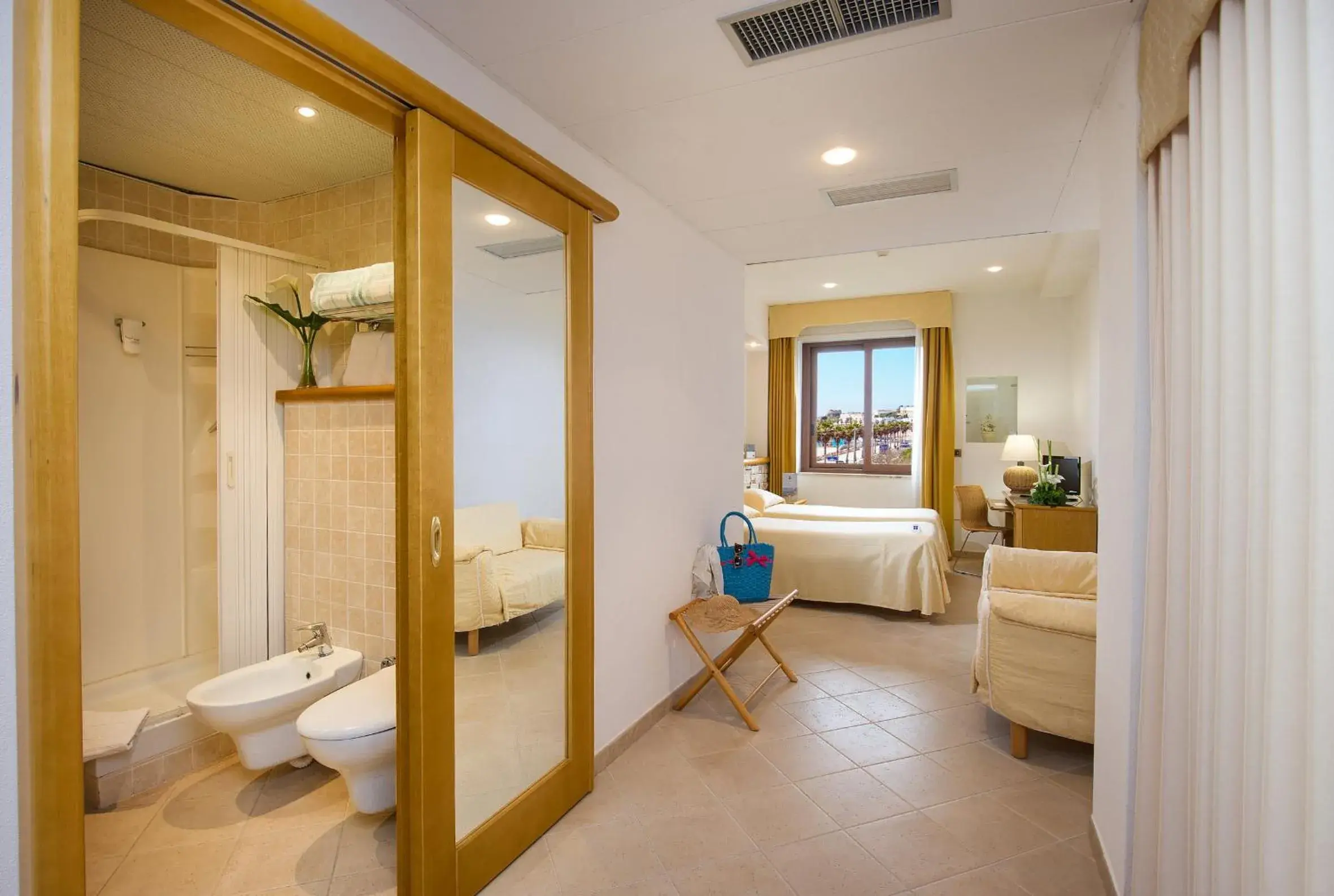 Photo of the whole room, Bathroom in Hotel Terminal - Caroli Hotels