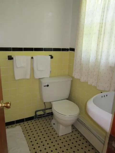 Bathroom in Cadet Motel
