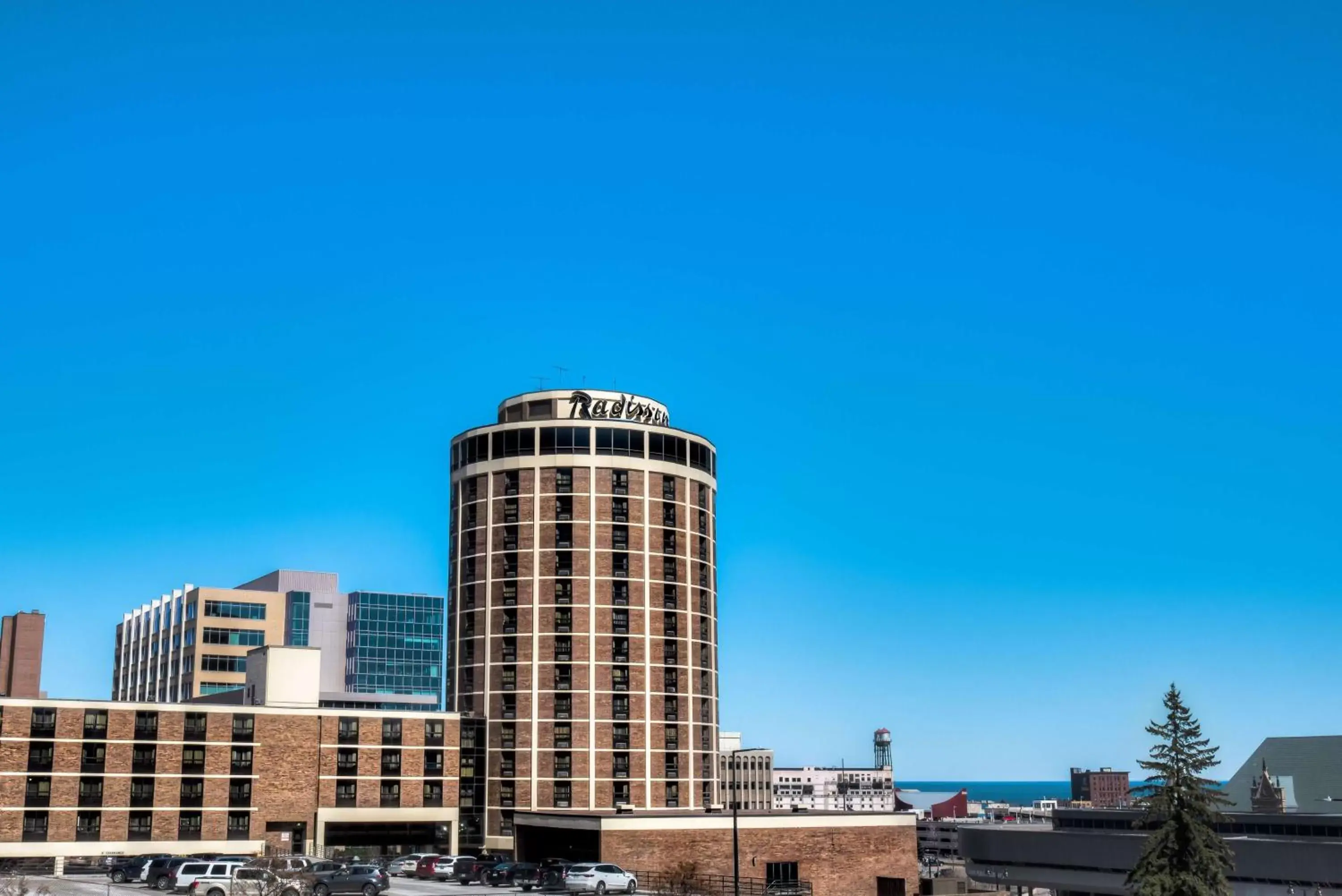 Property building in Radisson Hotel Duluth-Harborview