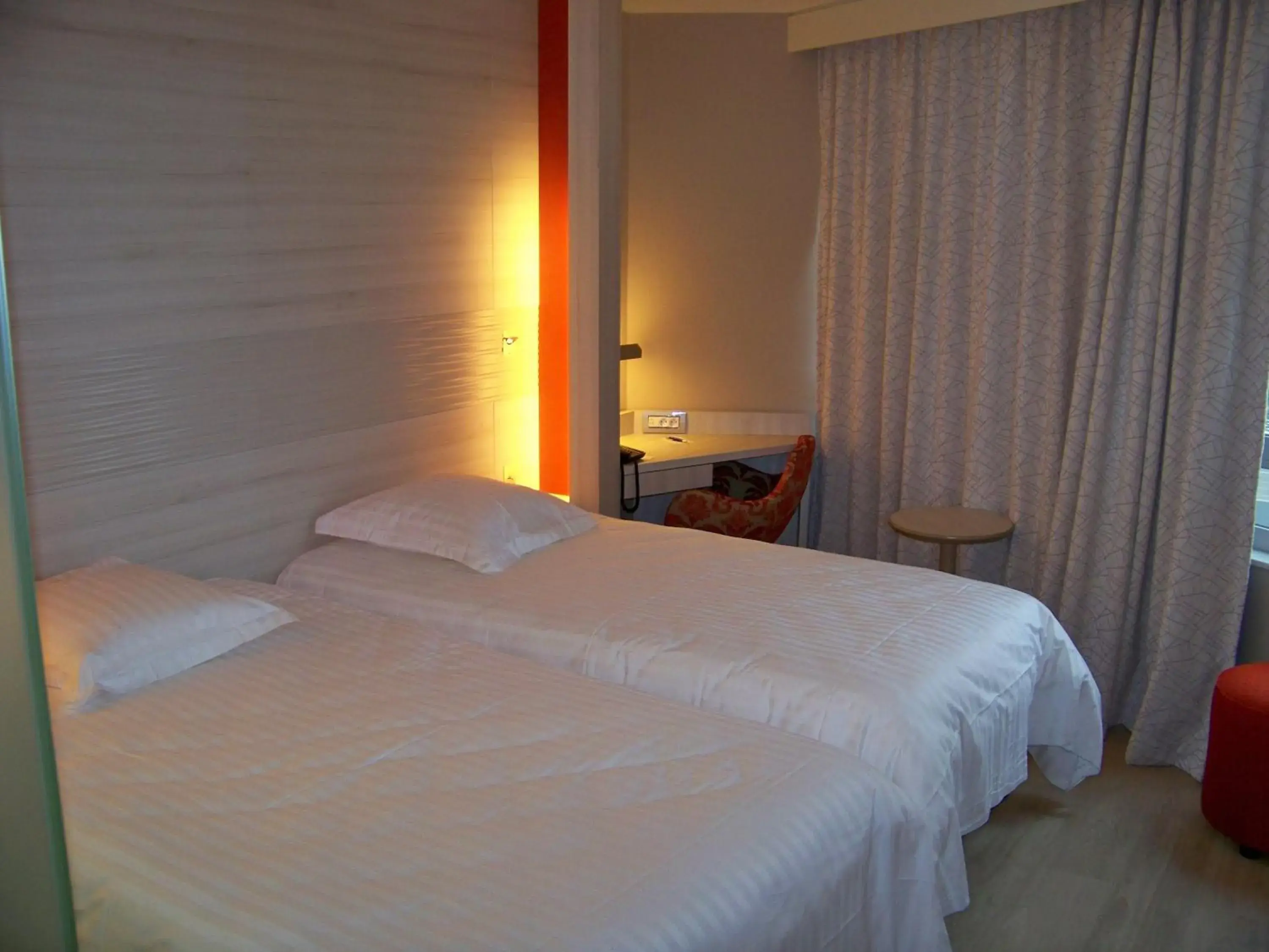 Photo of the whole room, Bed in Oceania Clermont Ferrand