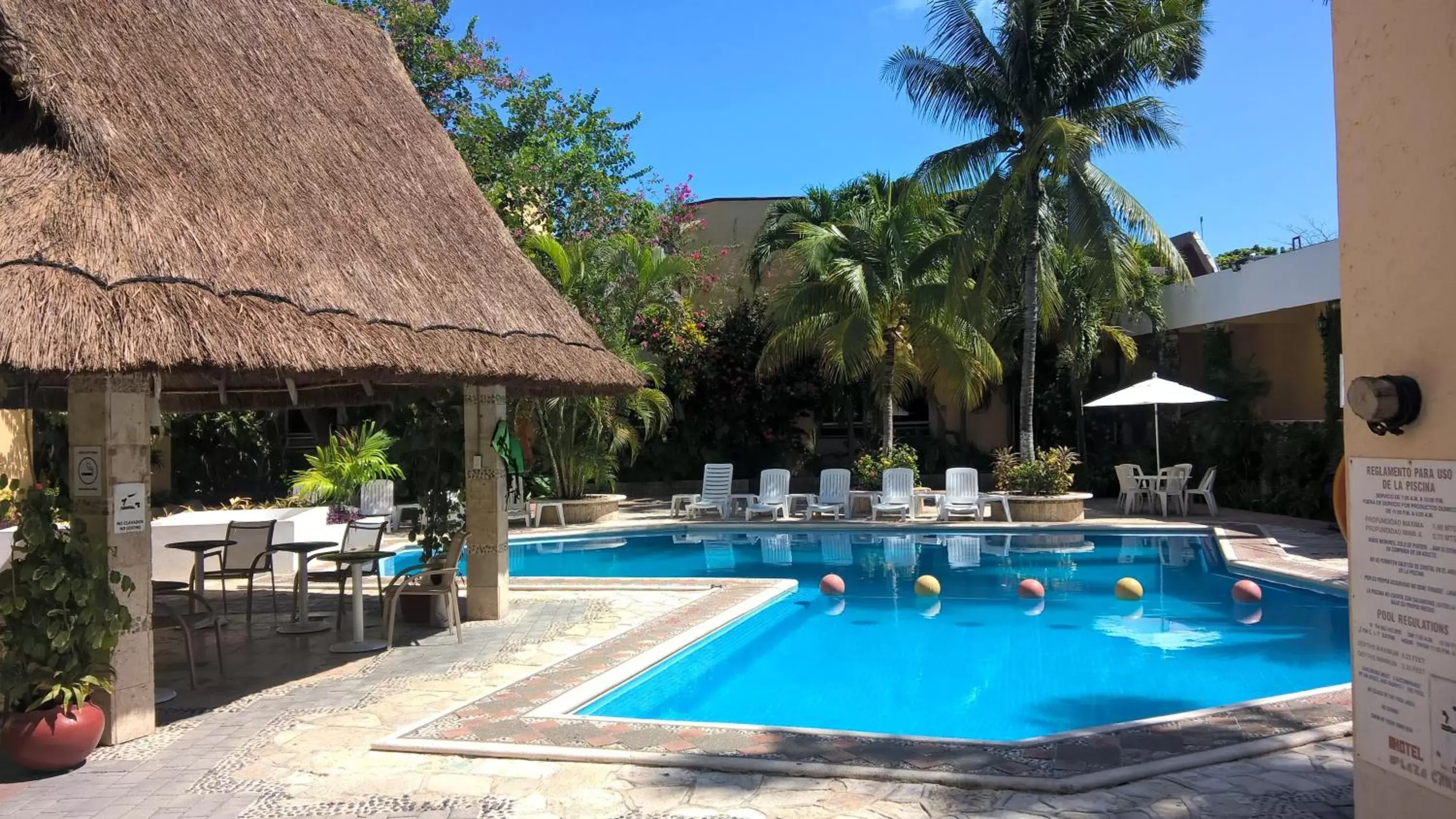 Swimming Pool in Hotel Plaza Caribe