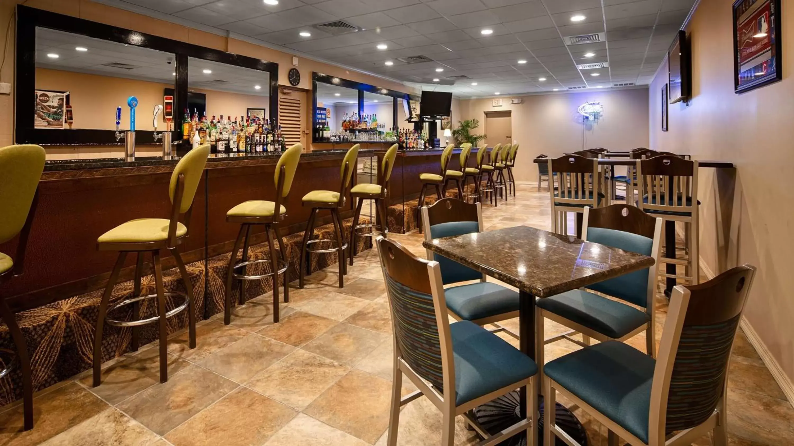 Lounge or bar, Restaurant/Places to Eat in Best Western Crossroads Inn