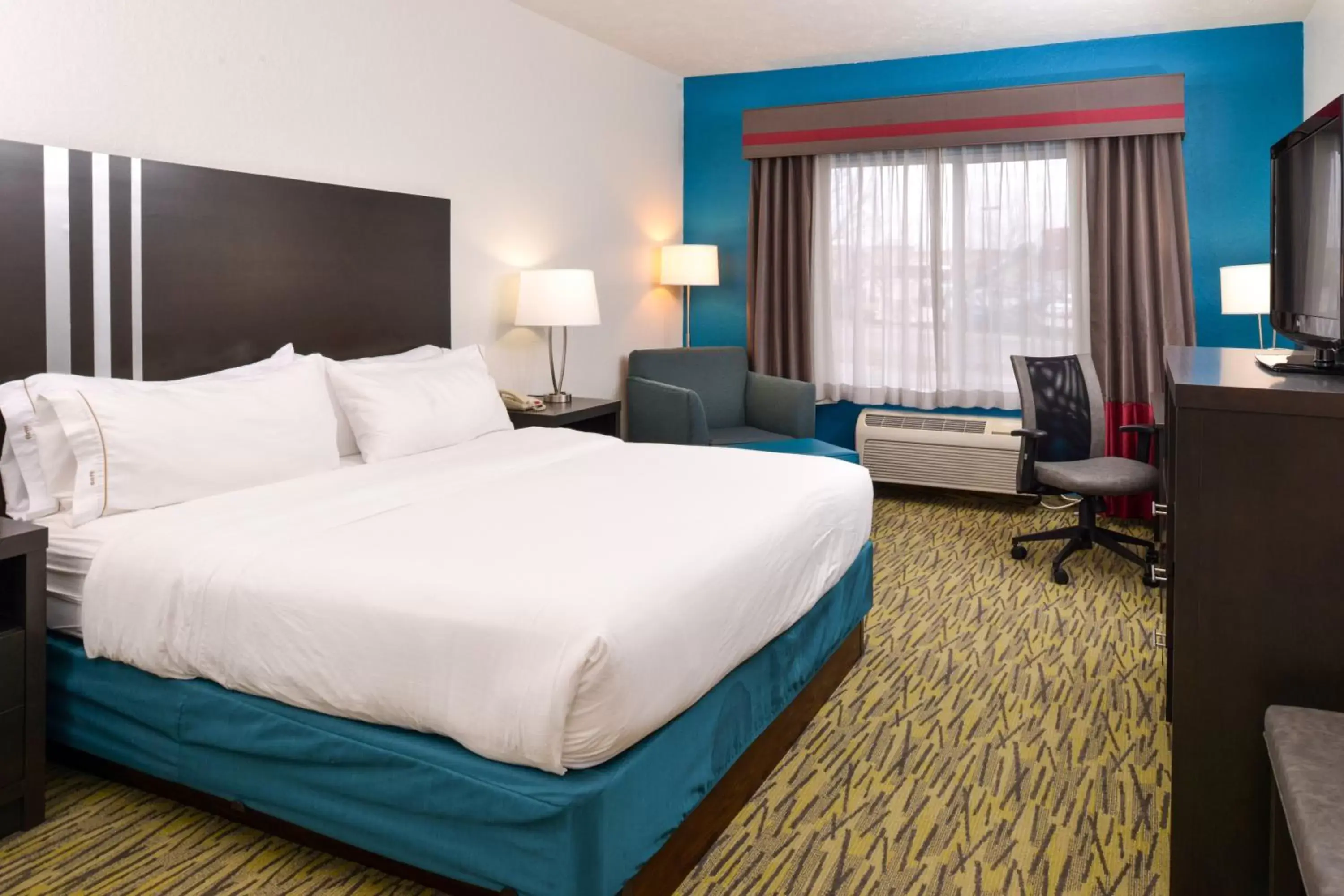 Photo of the whole room, Bed in Holiday Inn Express Hotel & Suites Omaha West, an IHG Hotel