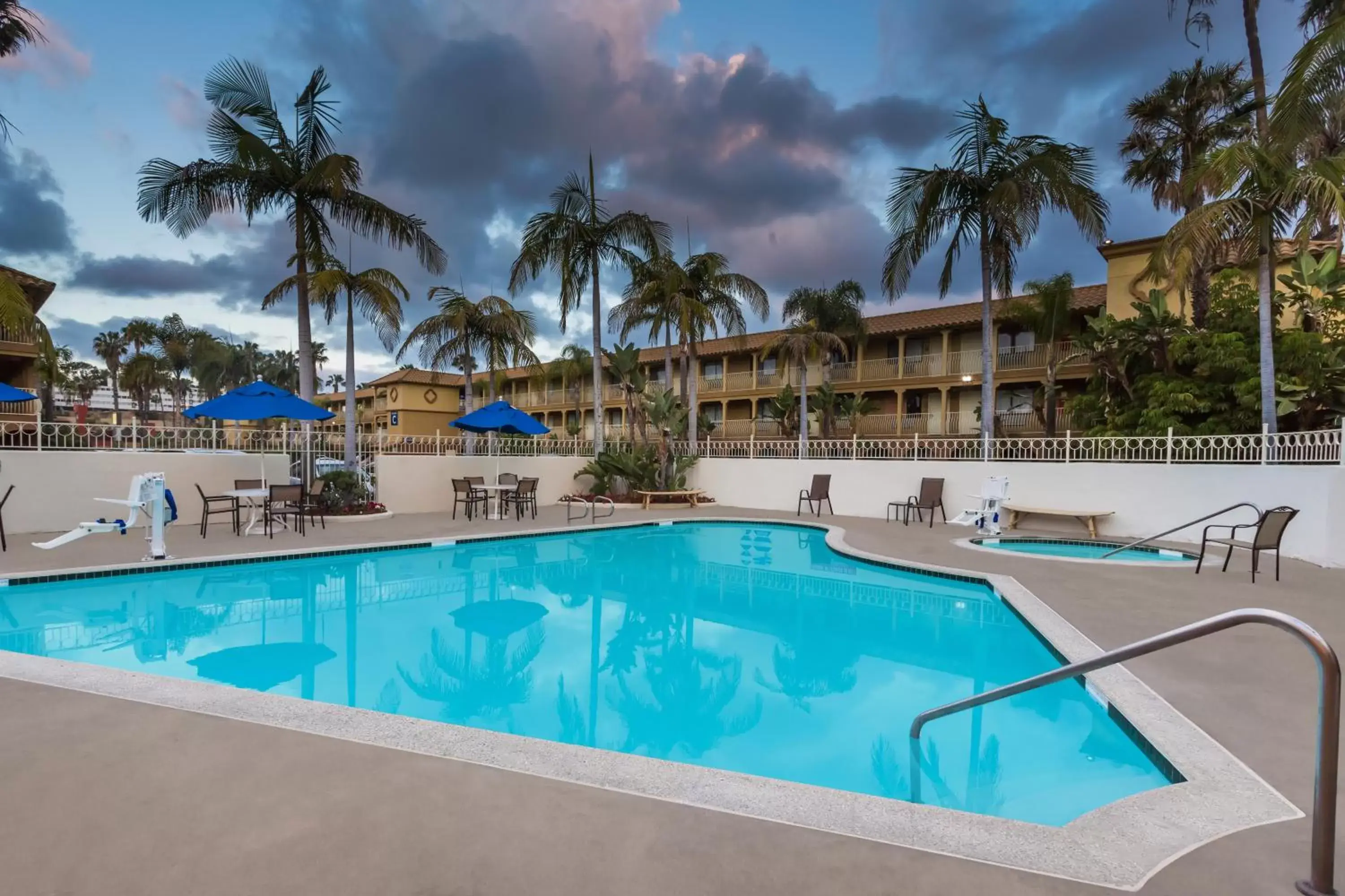 Swimming pool, Property Building in Wyndham Garden San Diego