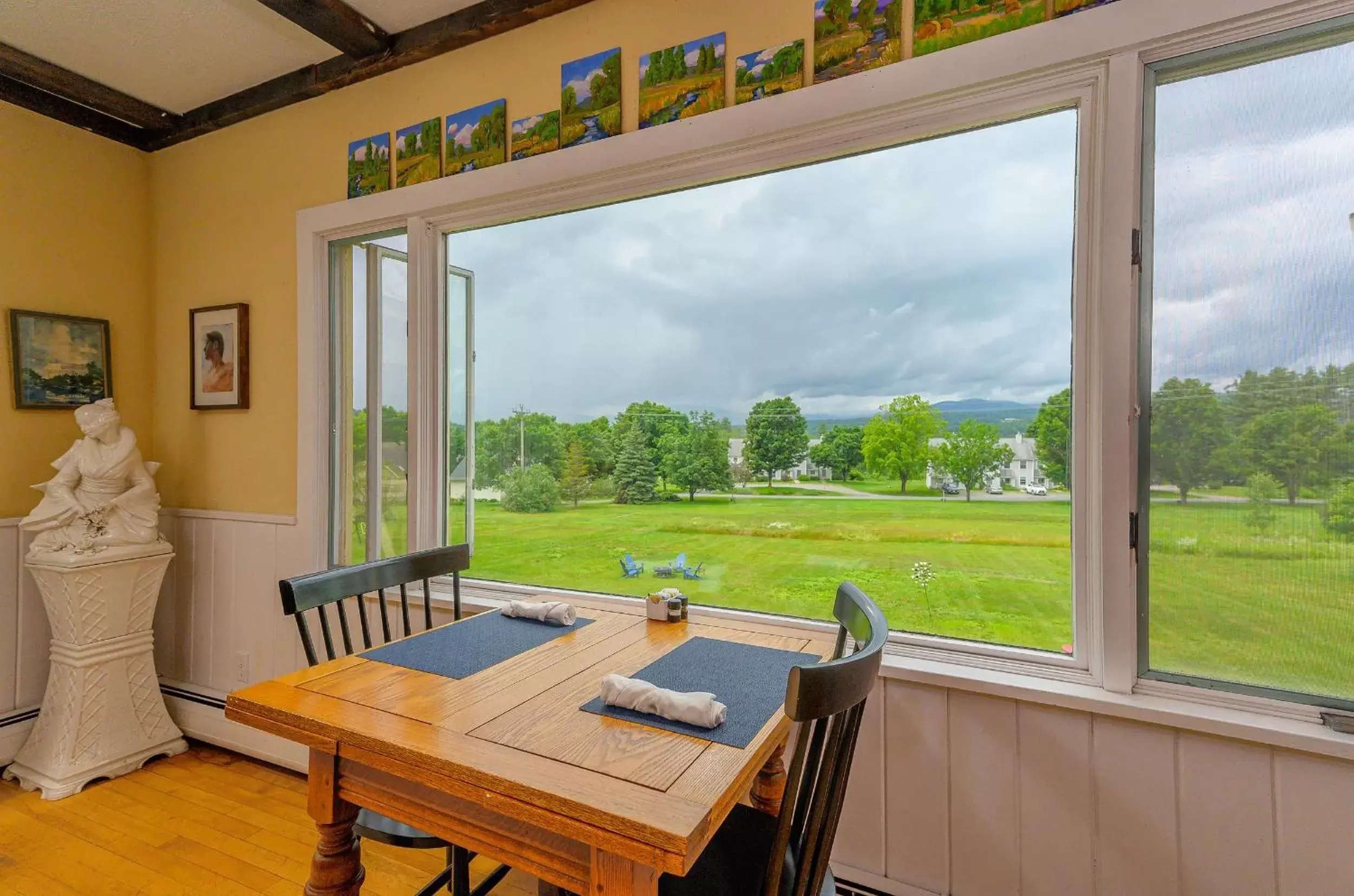 Dining area in Brass Lantern Inn