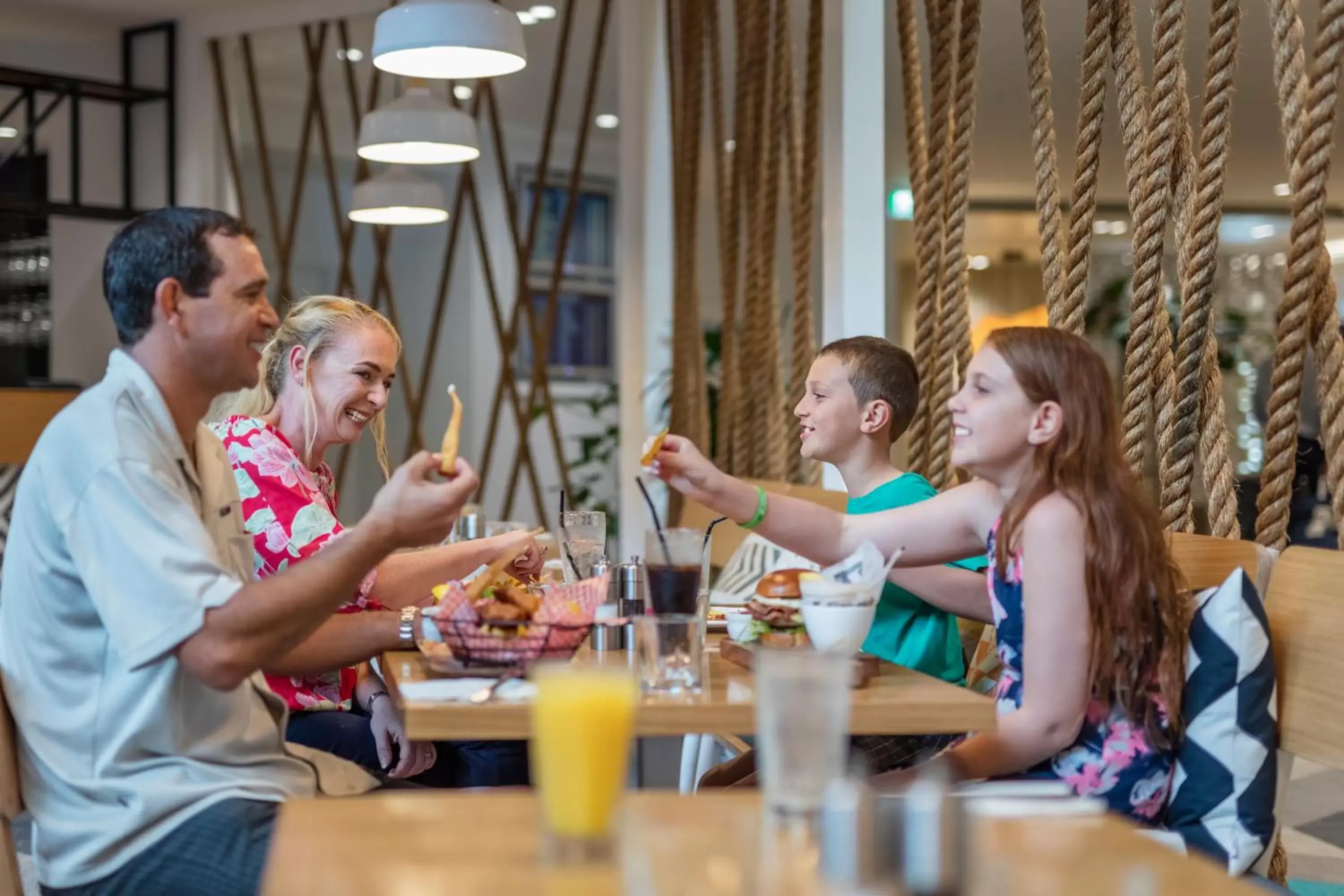 Restaurant/places to eat, Family in Holiday Inn Auckland Airport, an IHG Hotel