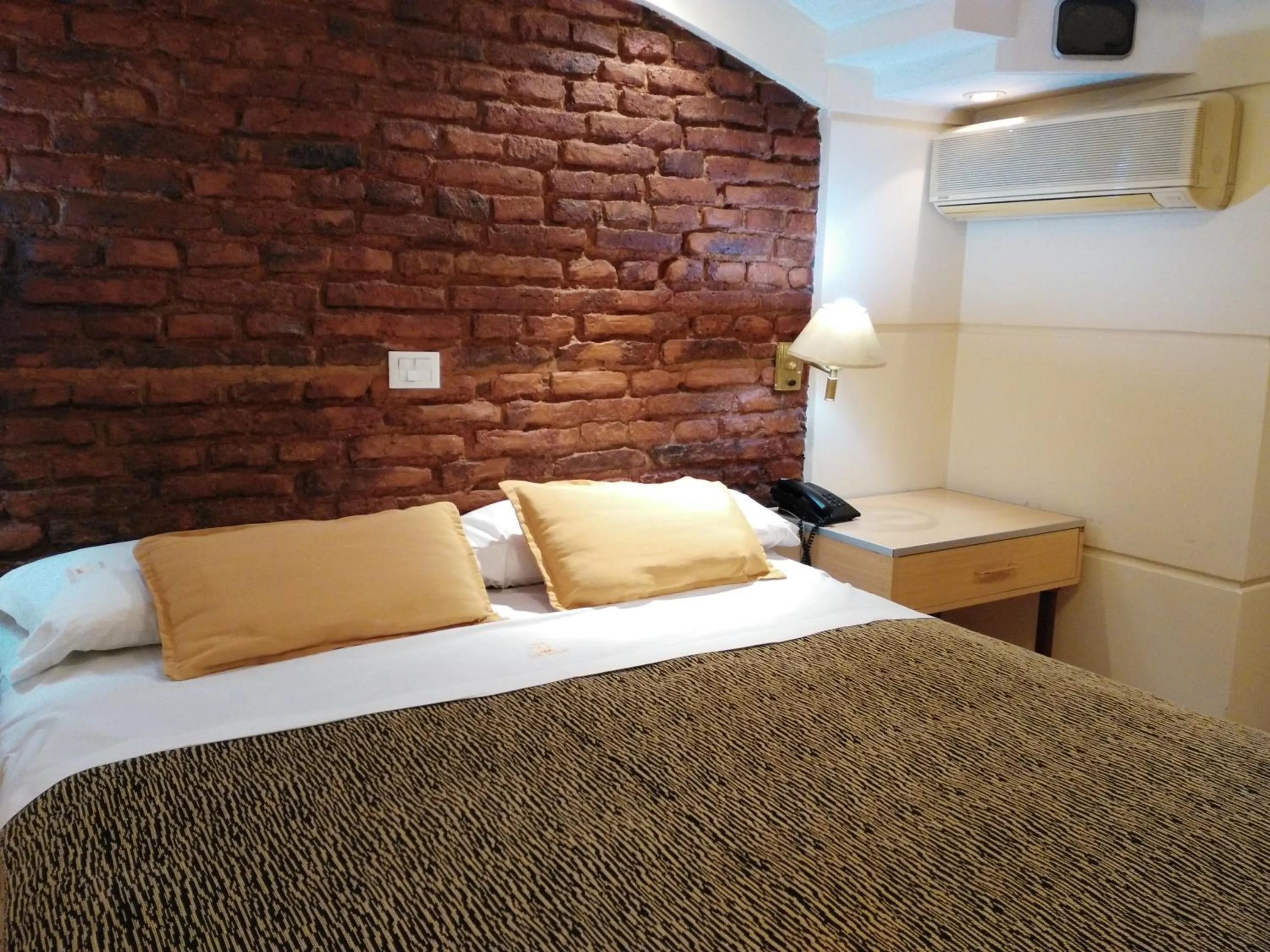Bedroom, Bed in Hotel A&B Internacional