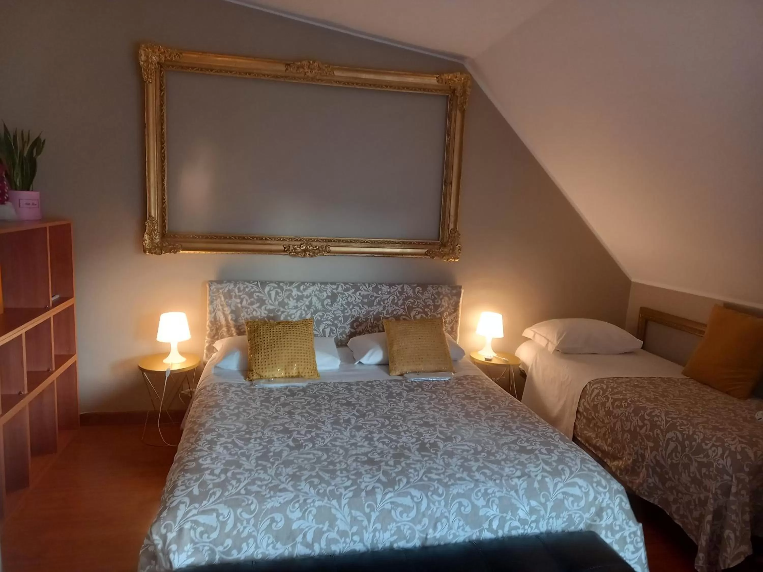 Bed in Residence House Aramis Milano -with free parking