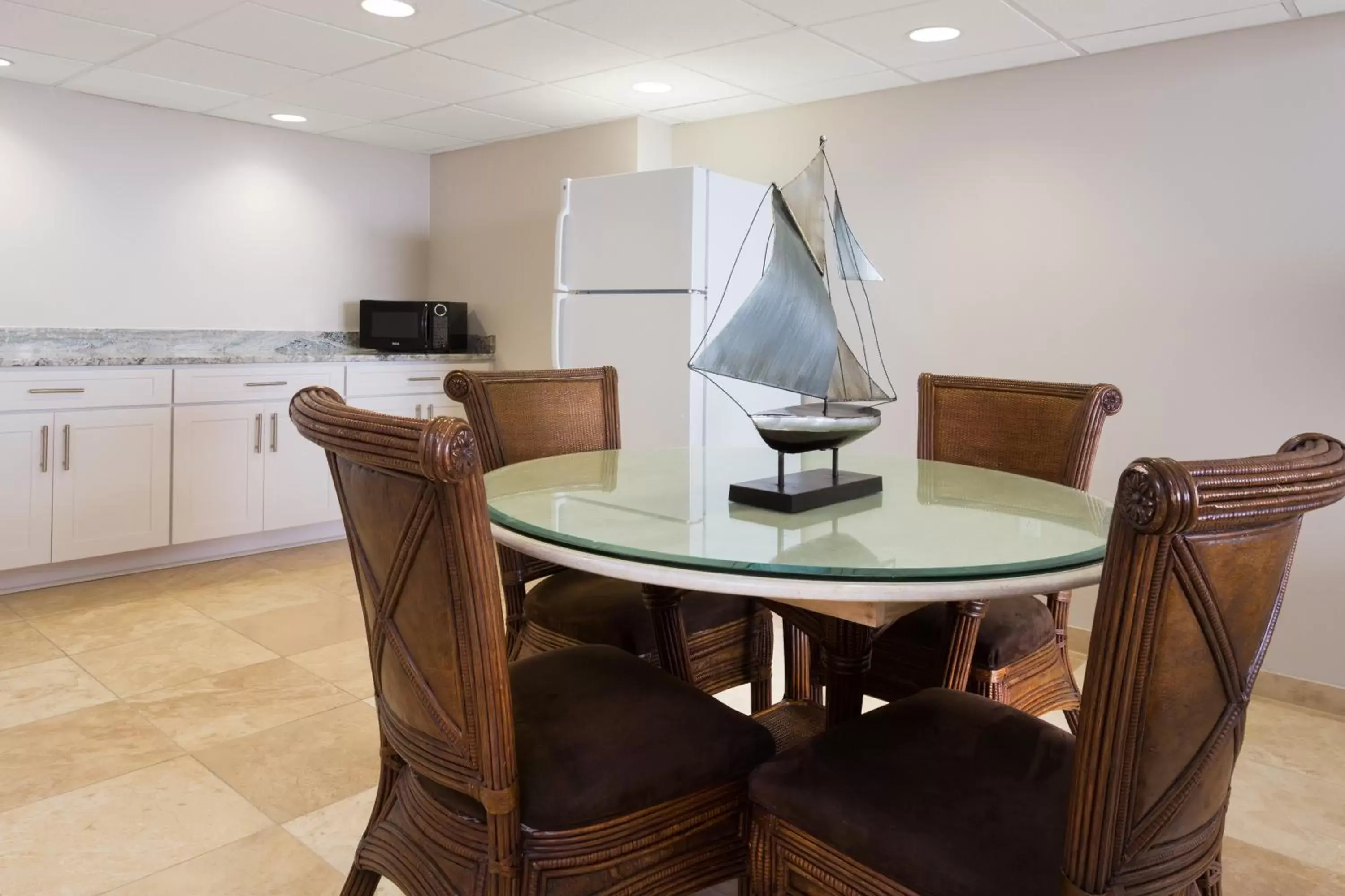 Photo of the whole room, Dining Area in Holiday Inn Resort Panama City Beach - Beachfront, an IHG Hotel