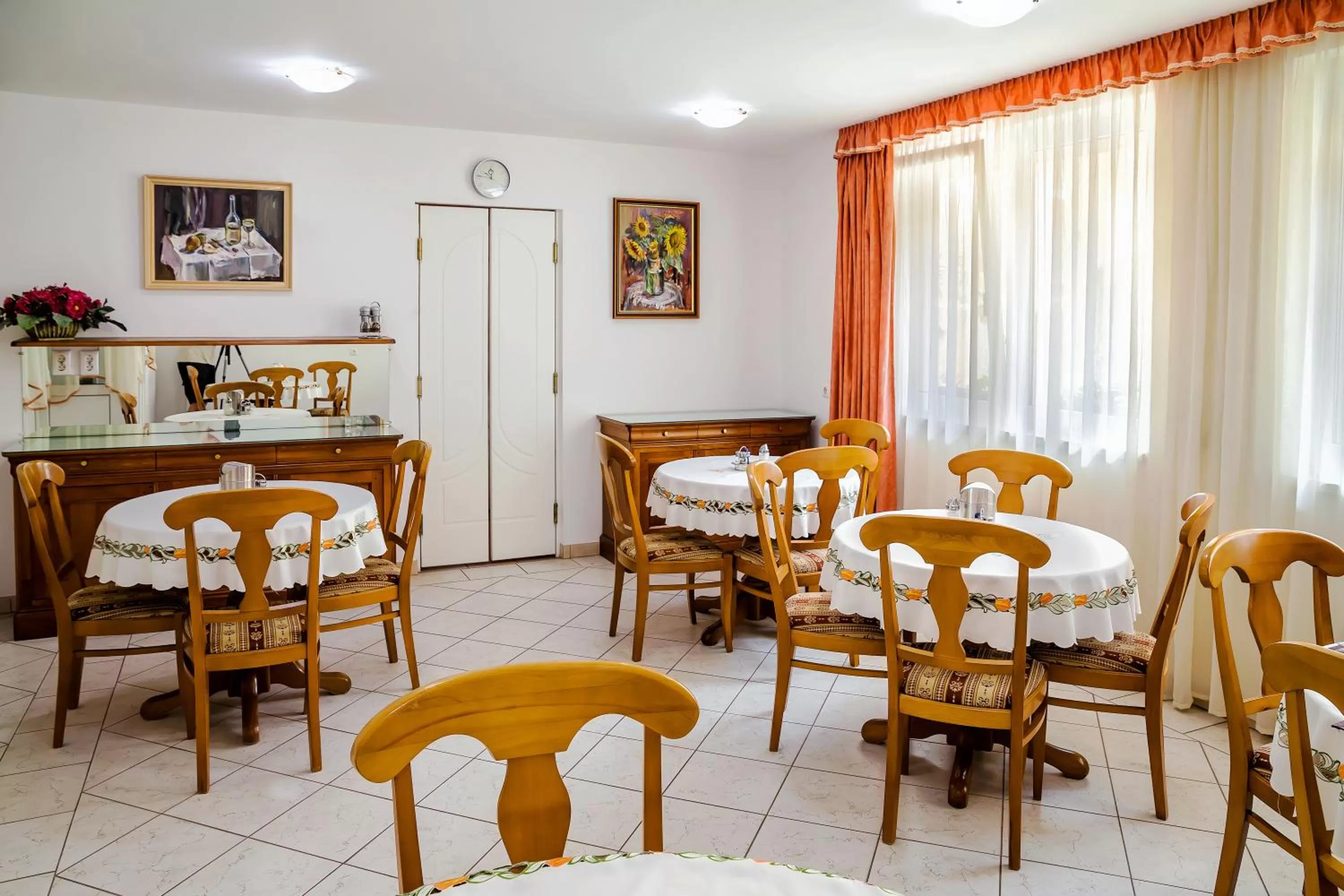 Restaurant/places to eat in Kata Panzió