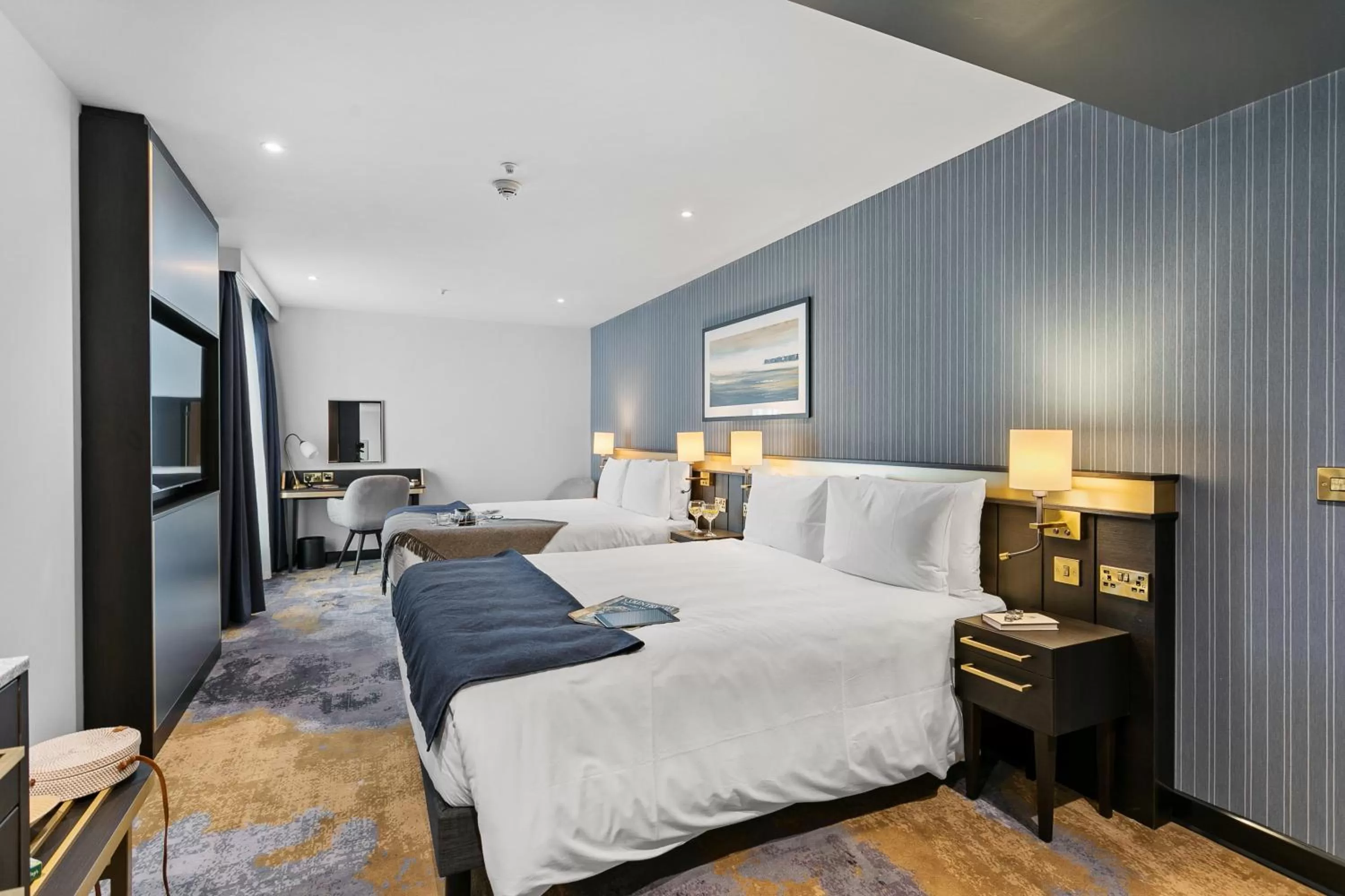 Property building, Bed in Mercure Paignton Hotel