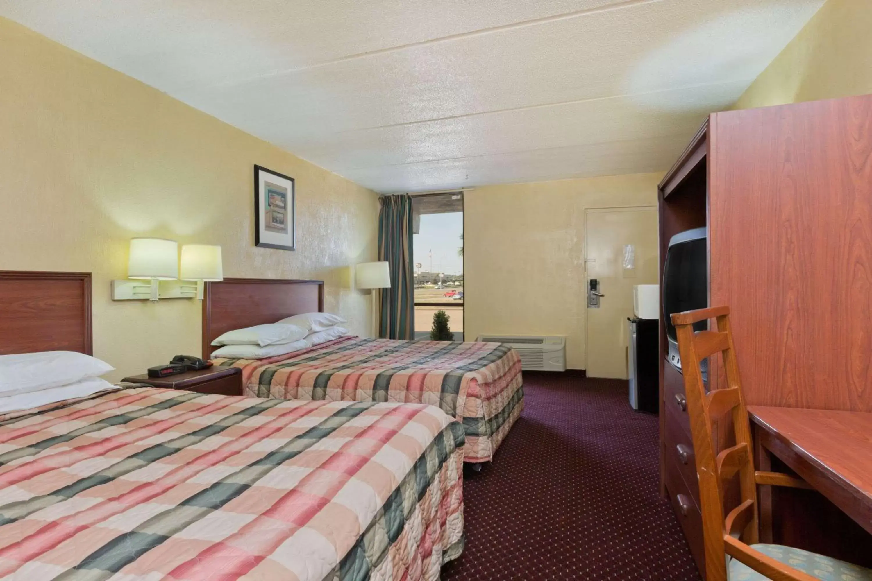 Photo of the whole room, Bed in Knights Inn Brenham
