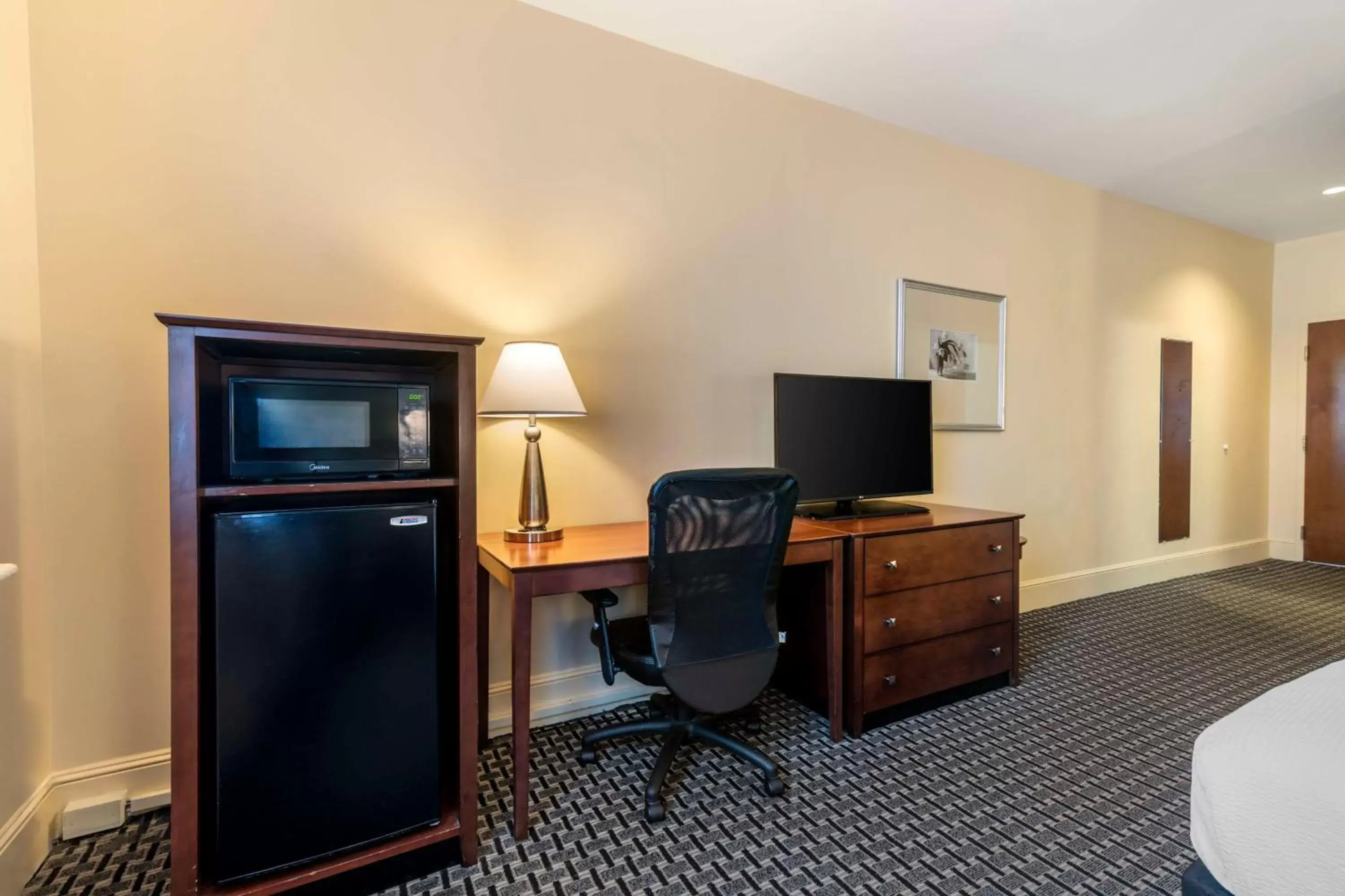 Bedroom, TV/Entertainment Center in Best Western Plus Brunswick Bath