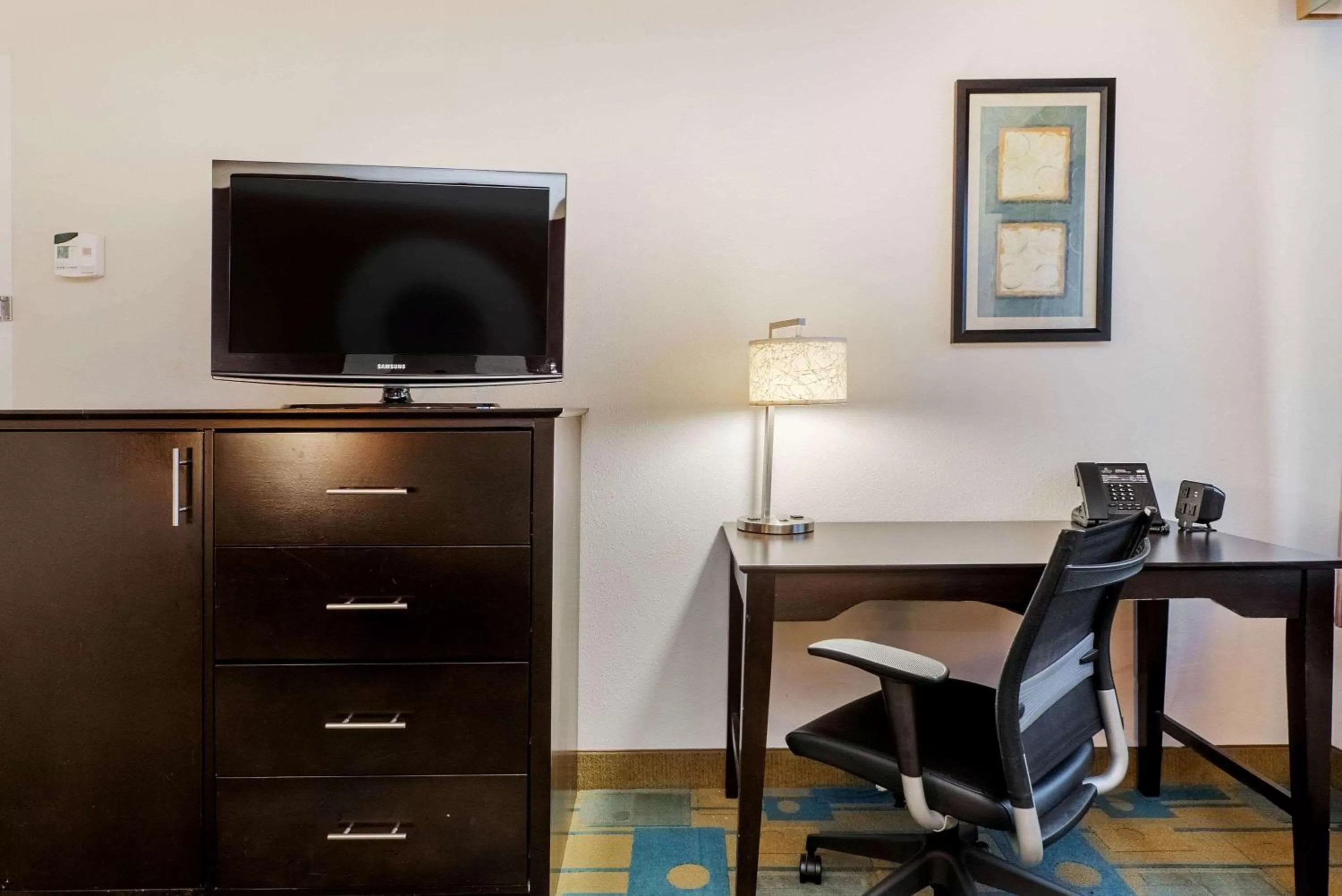 Photo of the whole room in La Quinta by Wyndham Mansfield OH