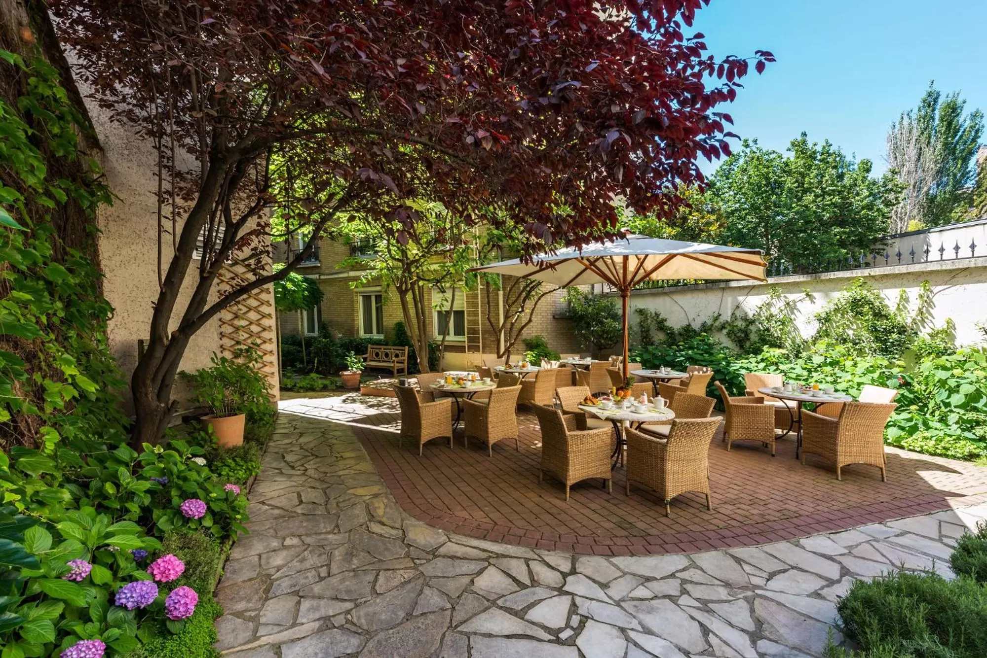 Patio in Hôtel Magellan