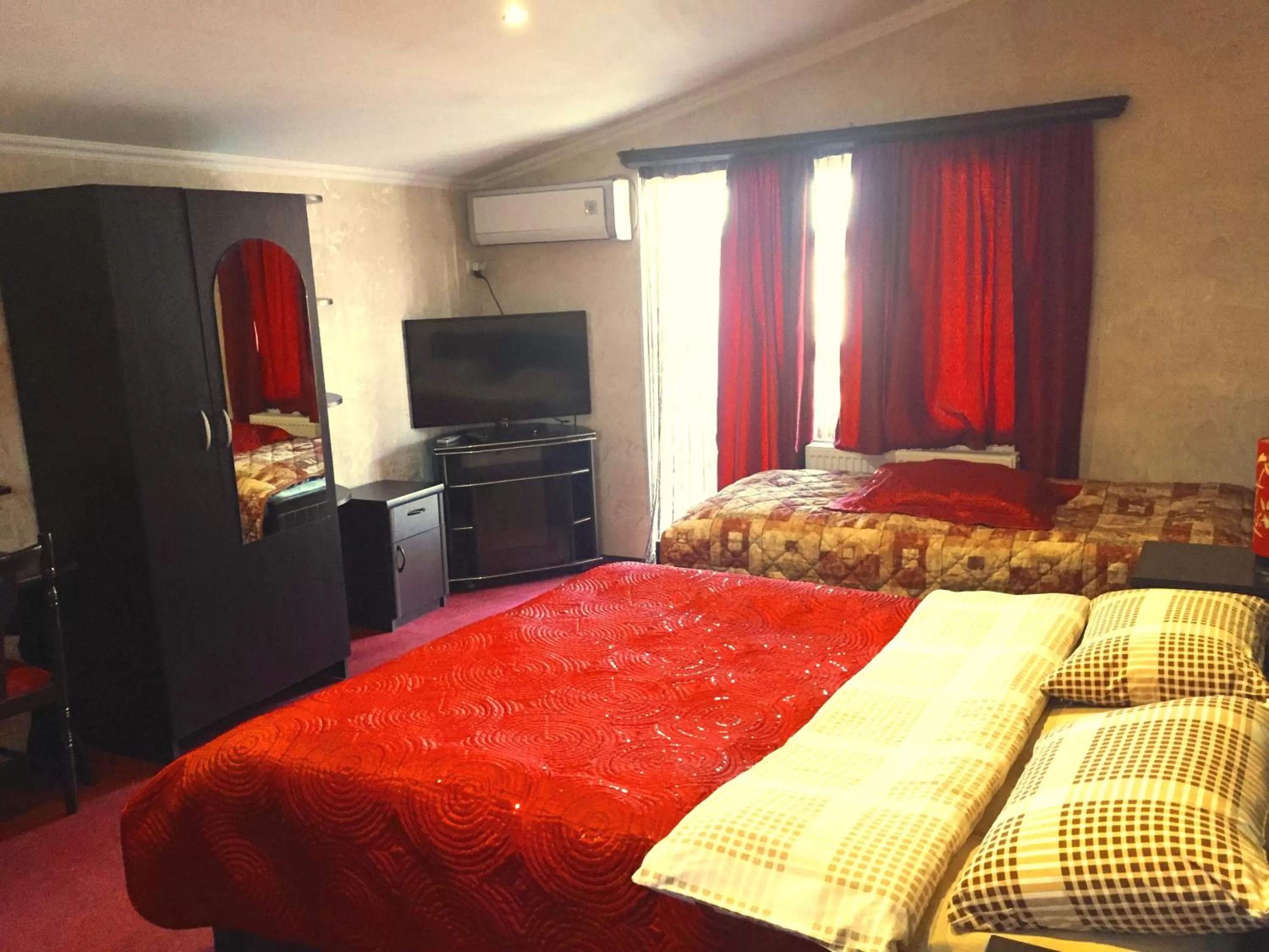 Shower, Bed in Hotel Formula-1