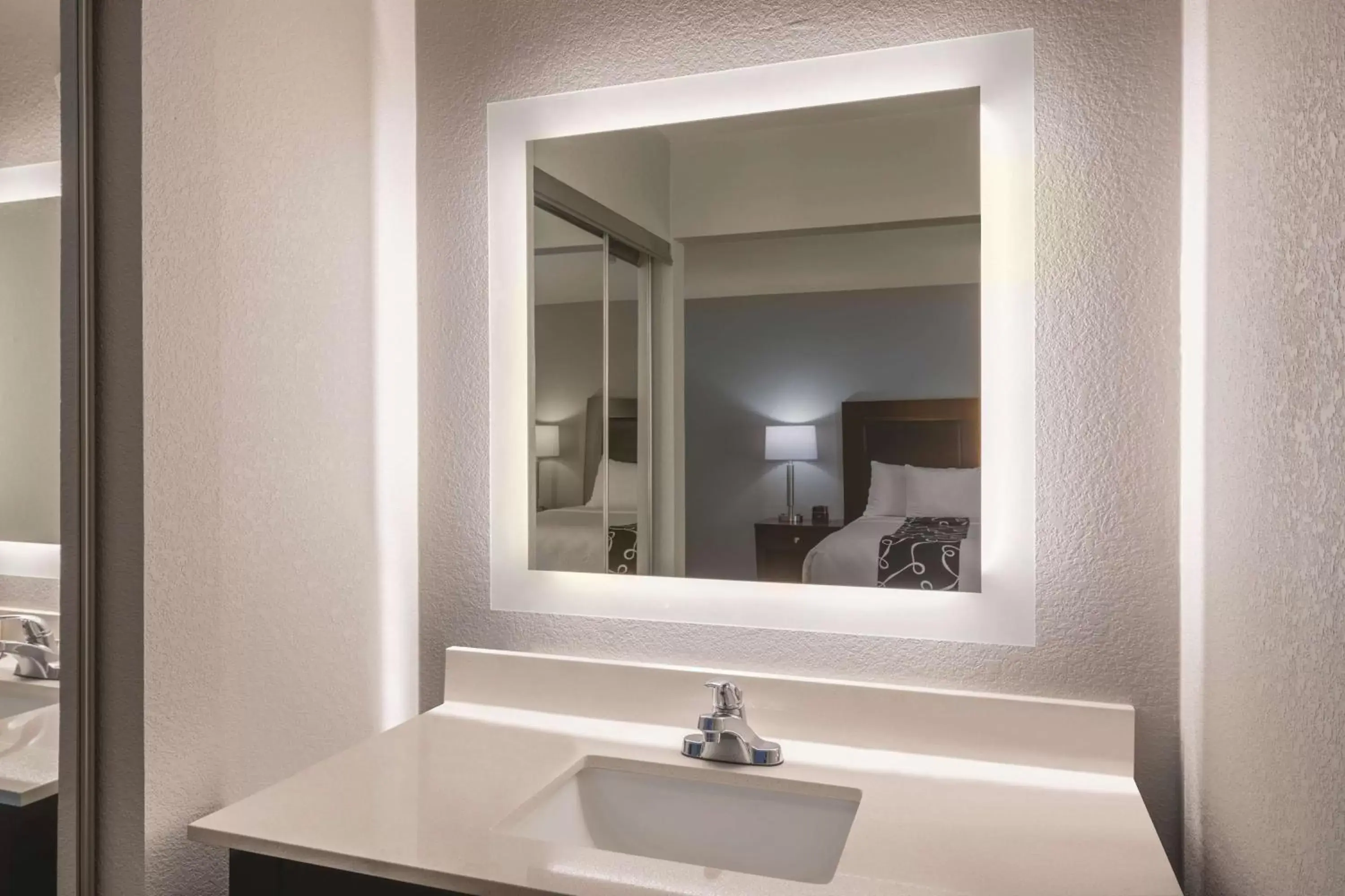 Photo of the whole room, Bathroom in La Quinta by Wyndham Atlanta Airport South