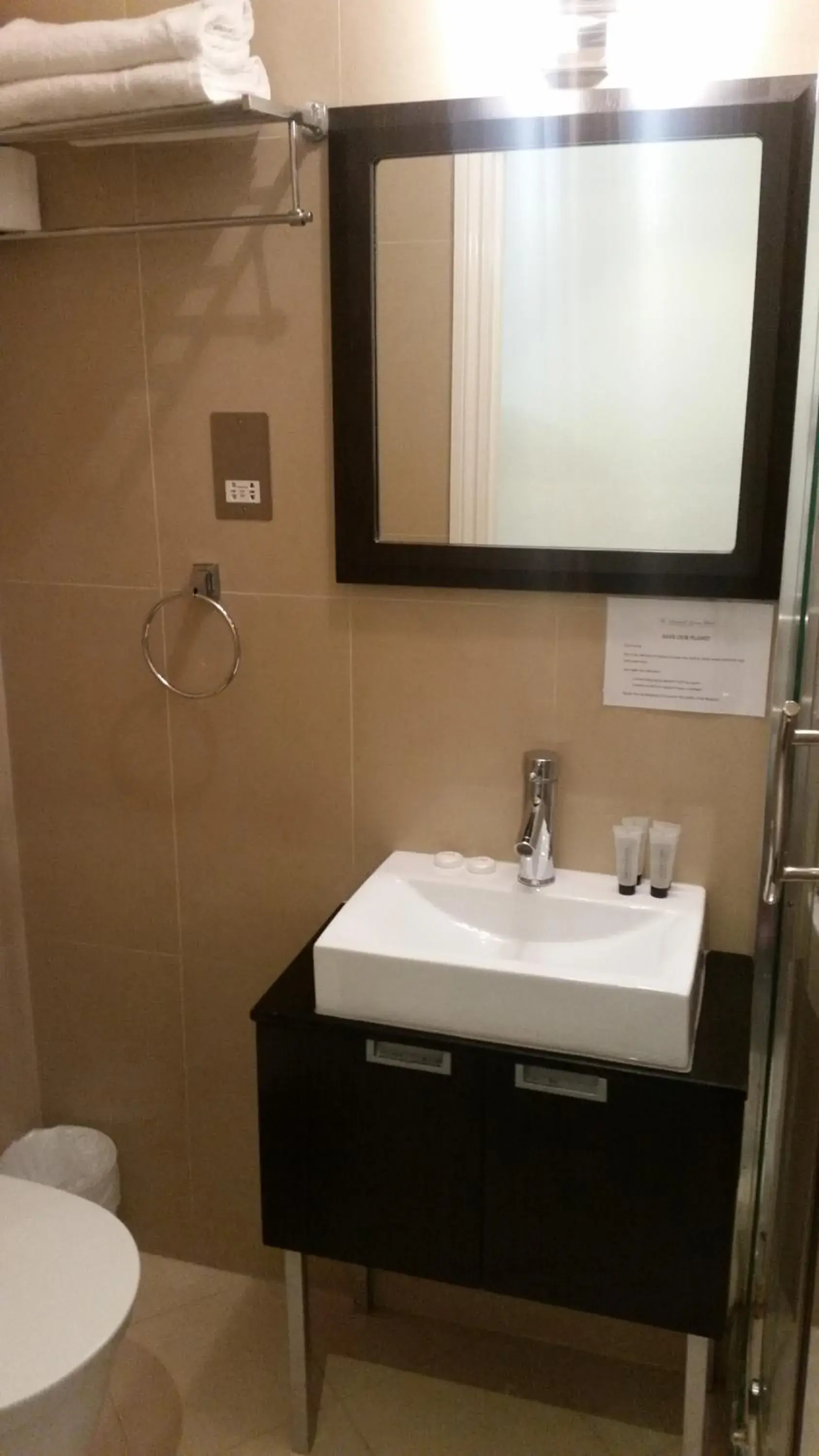 Bathroom in Cromwell International Hotel