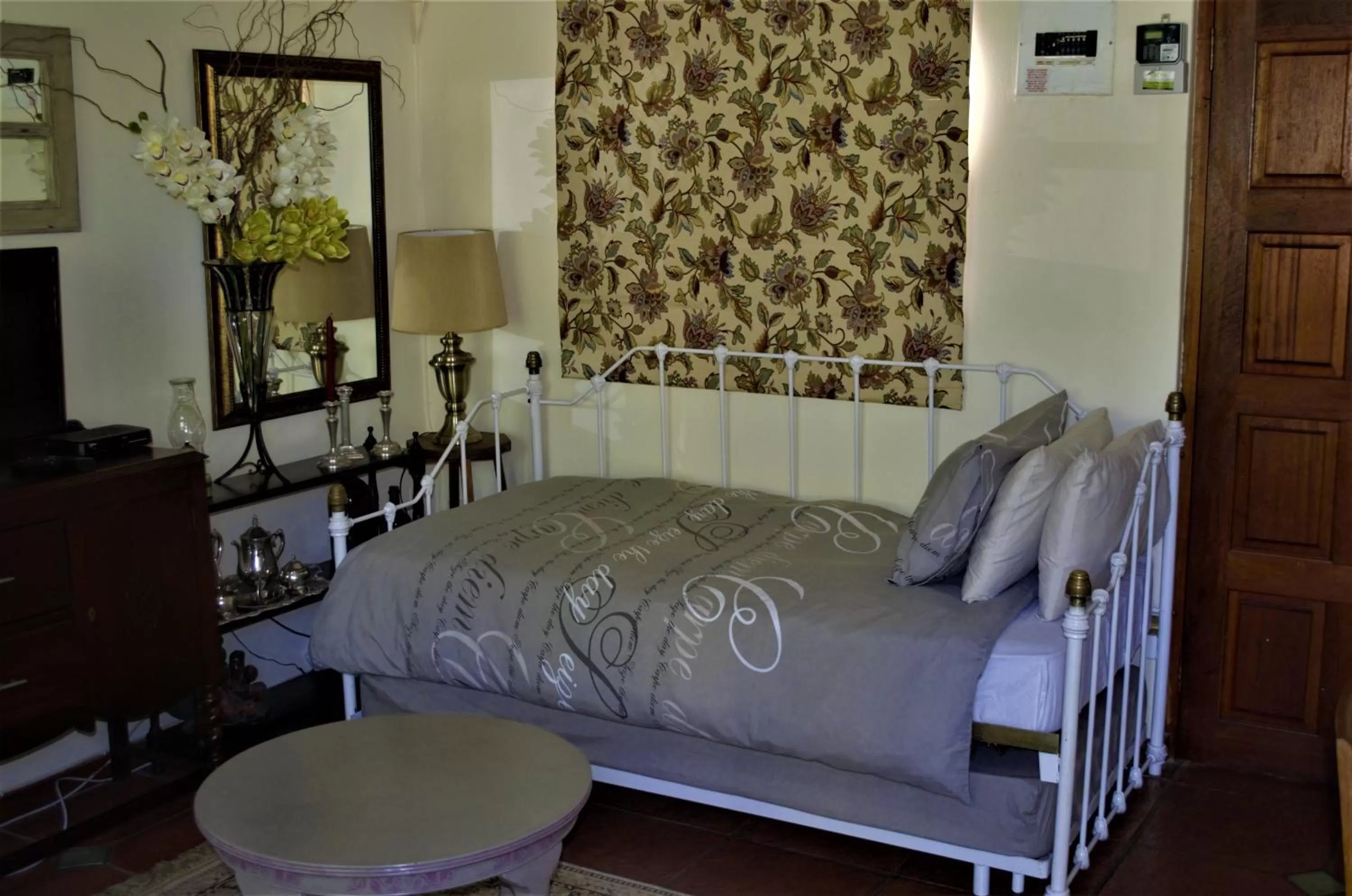 Living room, Bed in 79 On Ridge