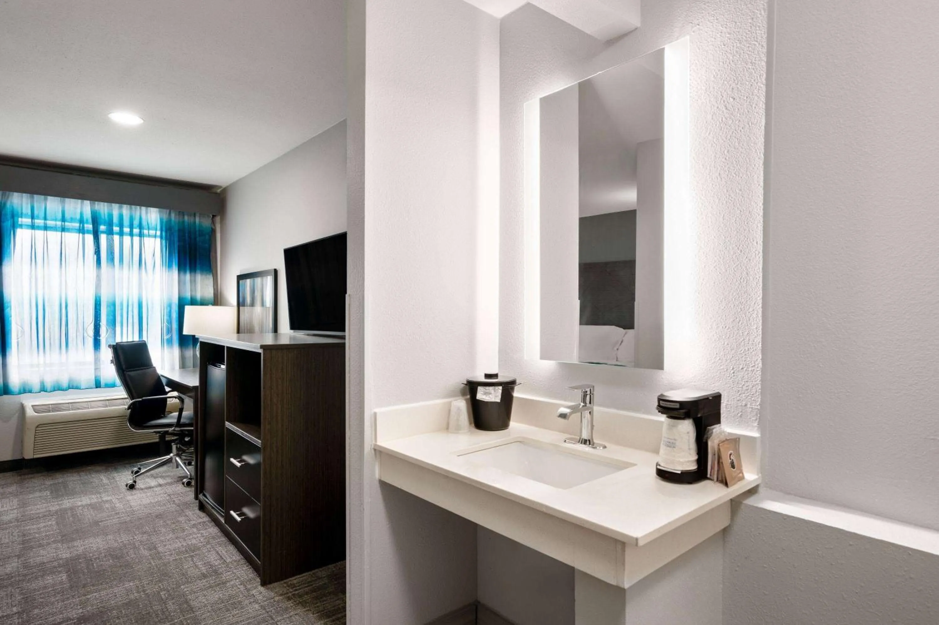 Photo of the whole room, Bed in La Quinta Inn by Wyndham Indianapolis Airport Executive Dr