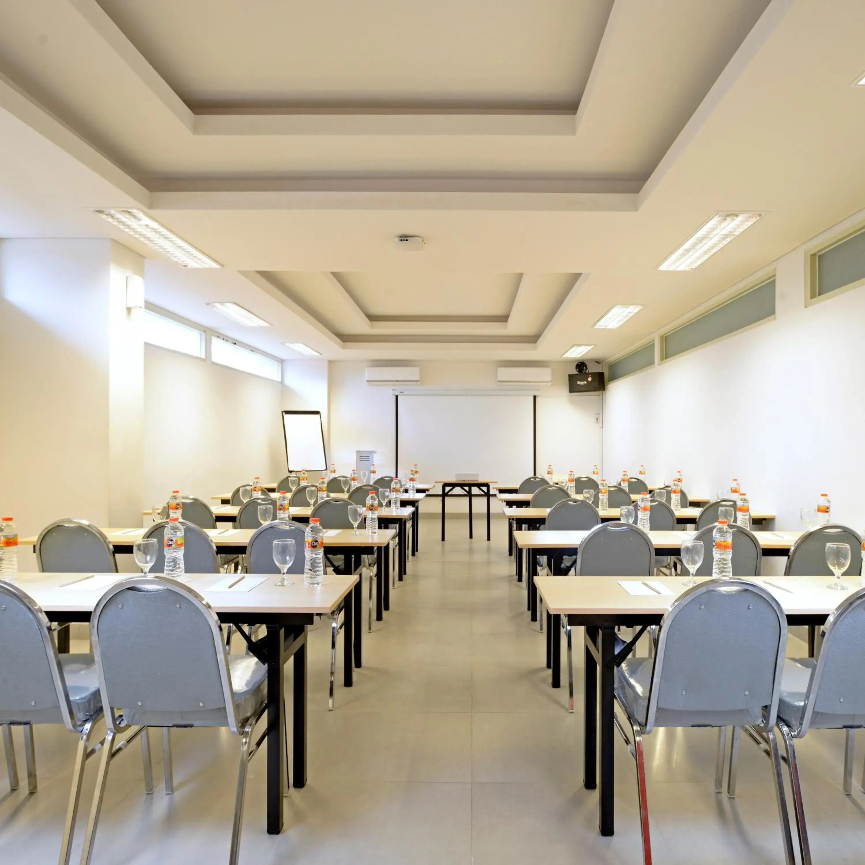 Meeting/conference room, Restaurant/Places to Eat in POP! Hotel Diponegoro Surabaya
