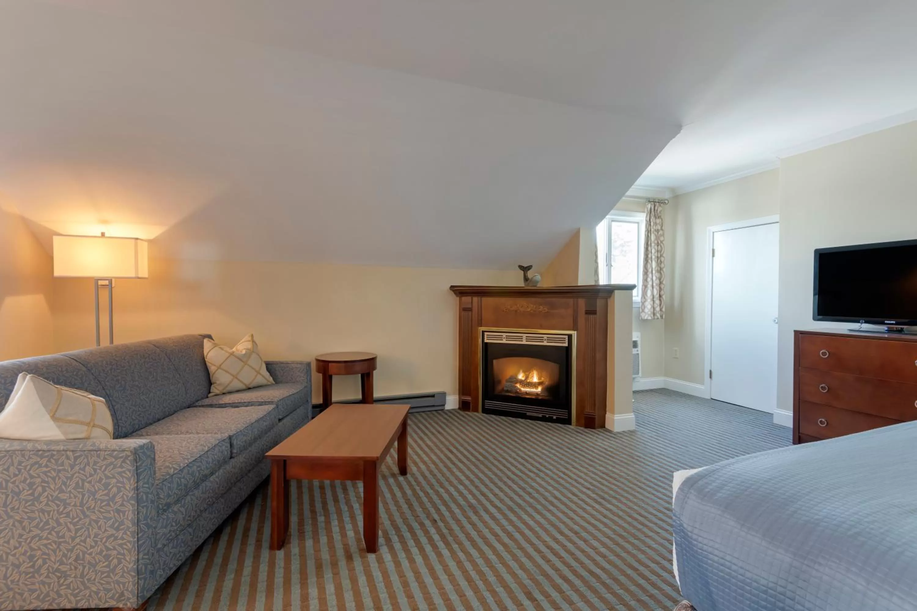 Seating area, Bed in Union Bluff Hotel & Meeting House