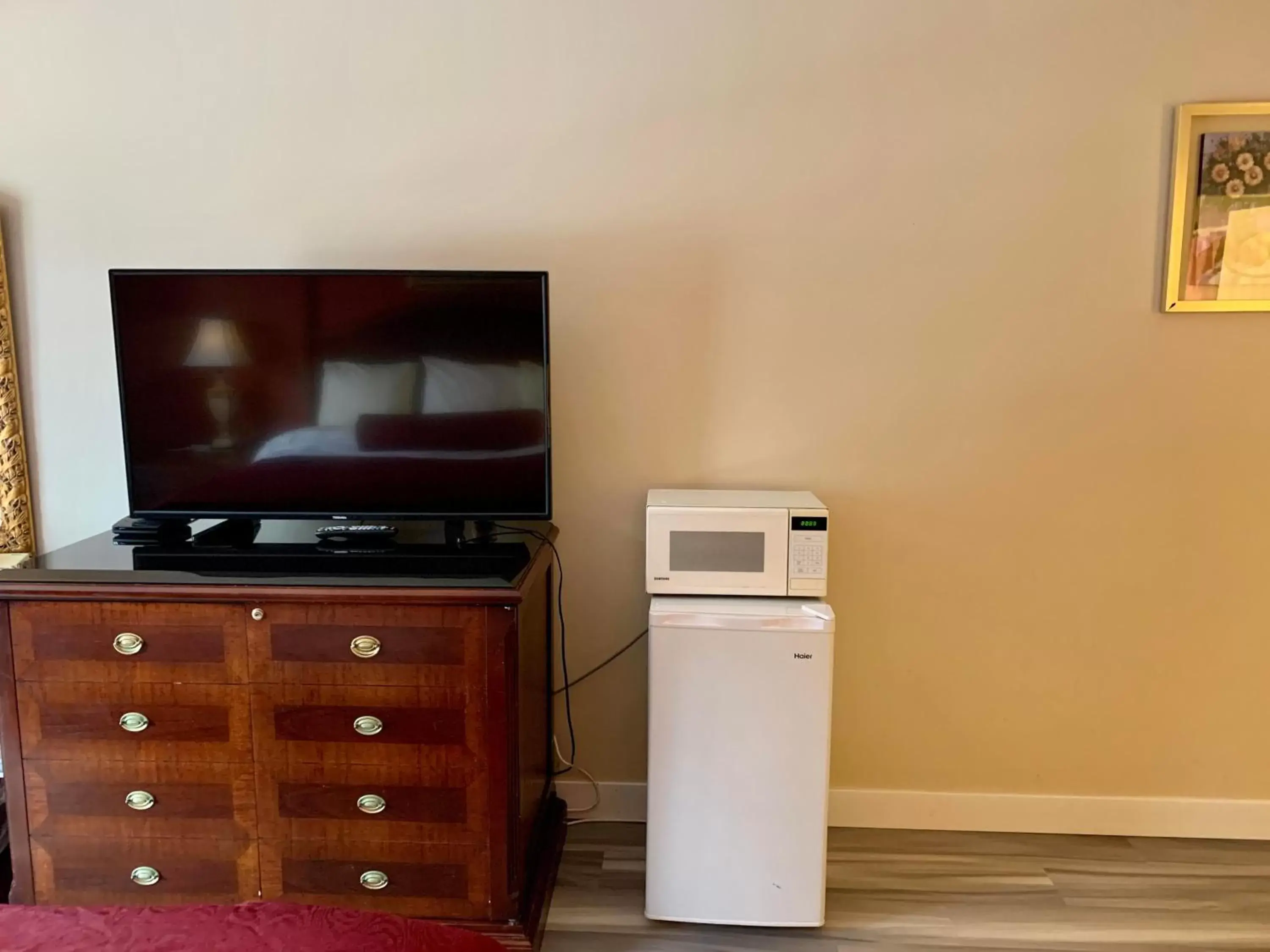 TV/Entertainment Center in Windsor Motel