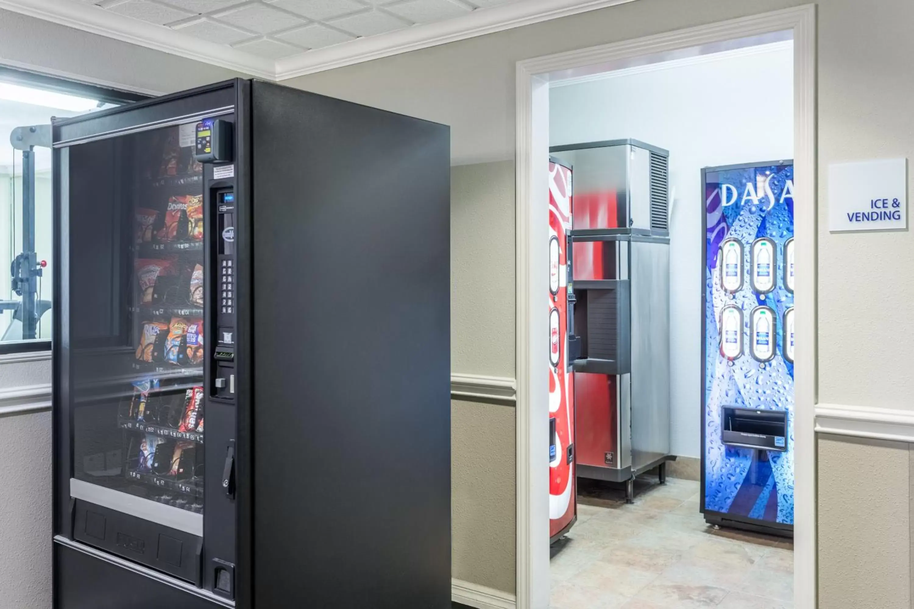 Lobby or reception, Supermarket/Shops in Holiday Inn Express Hotel and Suites Lake Charles, an IHG Hotel